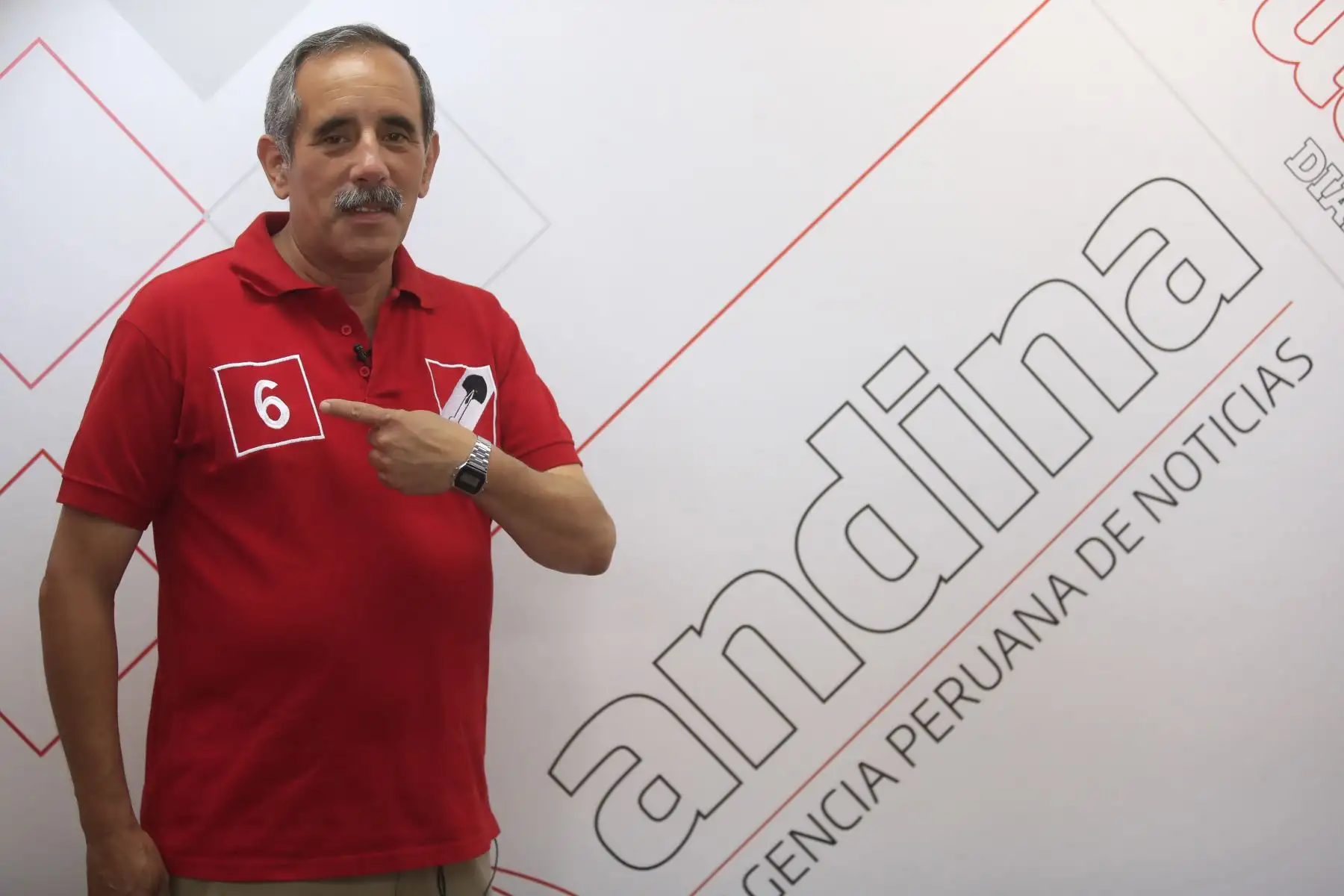 Ricardo Burga propone insentivar la formalización del mercado informal . ANDINA/Juan Carlos Guzmán
