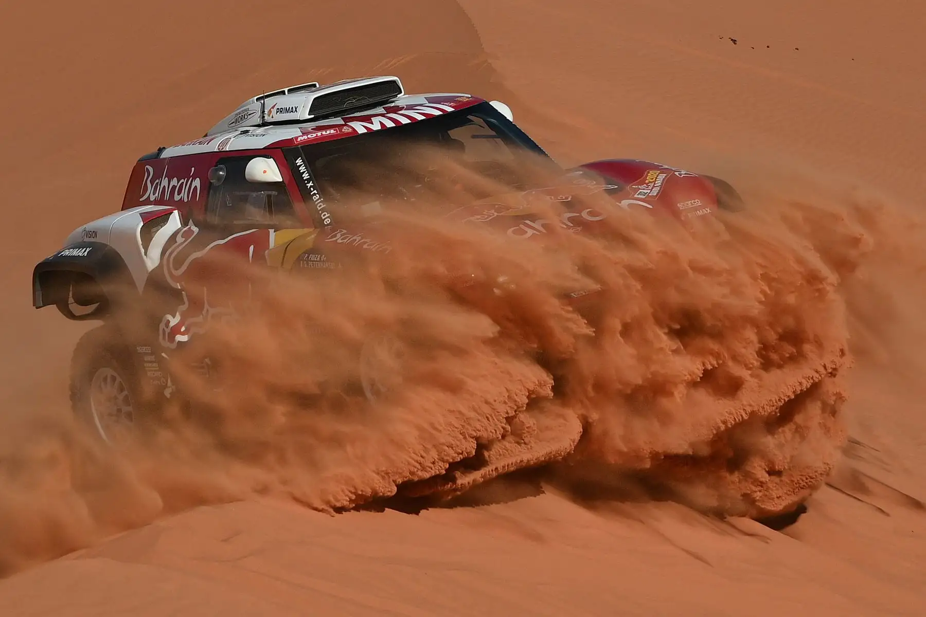 El piloto Stephane Peterhansel y su copiloto portugués Paulo Fiuza compiten durante la Etapa 6 del Dakar 2020 entre Ha