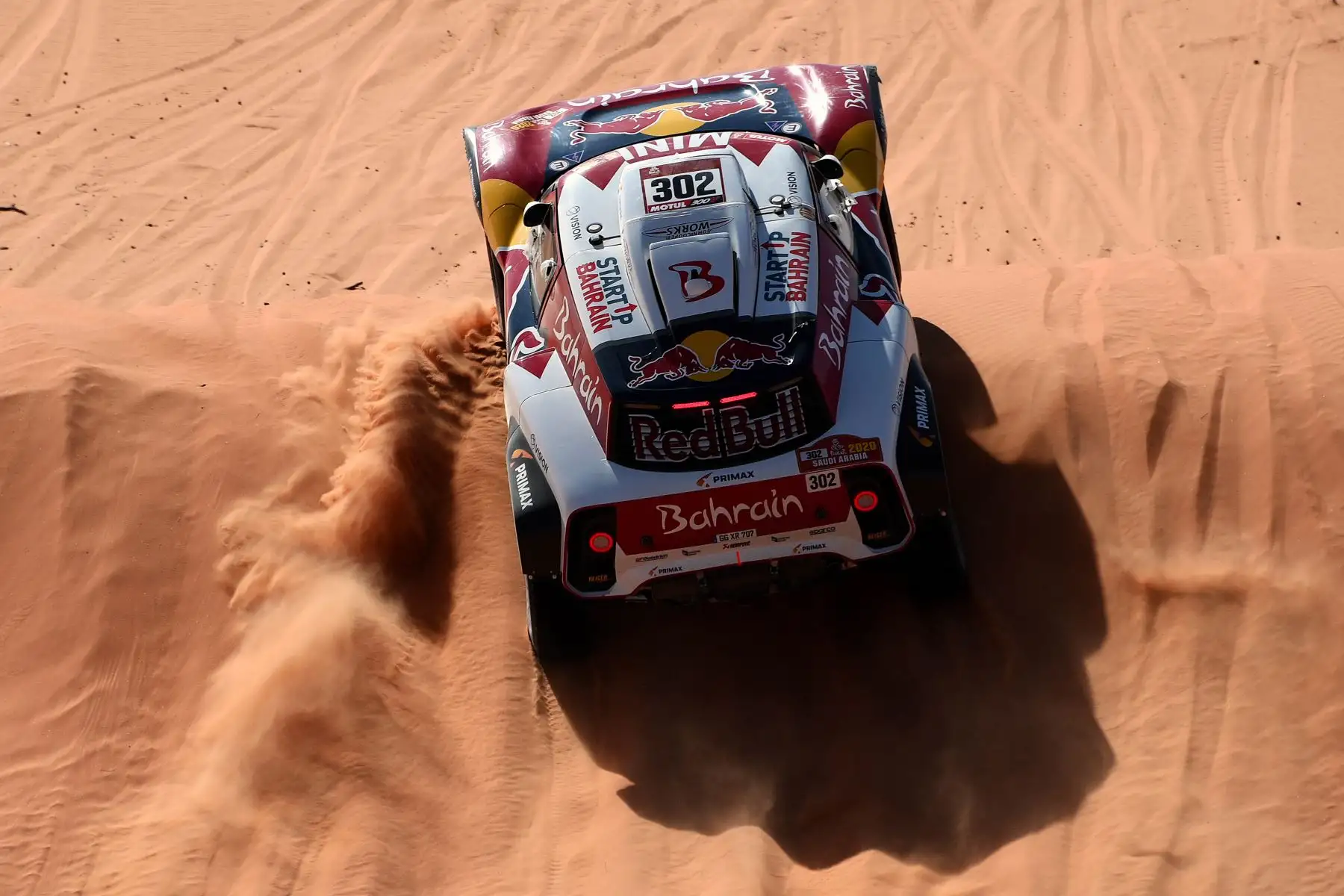 El piloto Stephane Peterhansel y su copiloto portugués Paulo Fiuza compiten durante la Etapa 6 del Dakar 2020 entre Ha