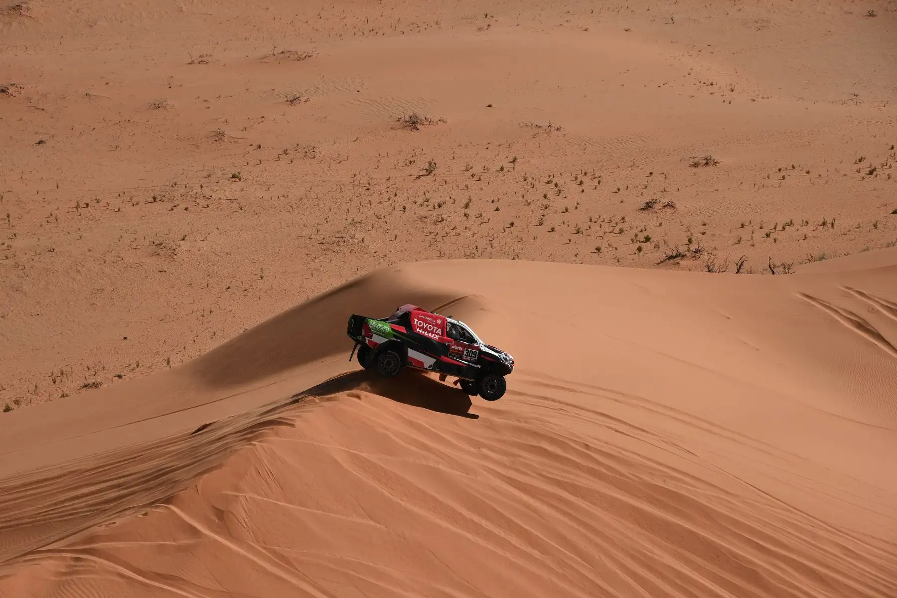 El piloto de Toyota Fernando Alonso de España y el copiloto Marc Coma, compiten durante la Etapa 6 del Dakar 2020 entre Ha