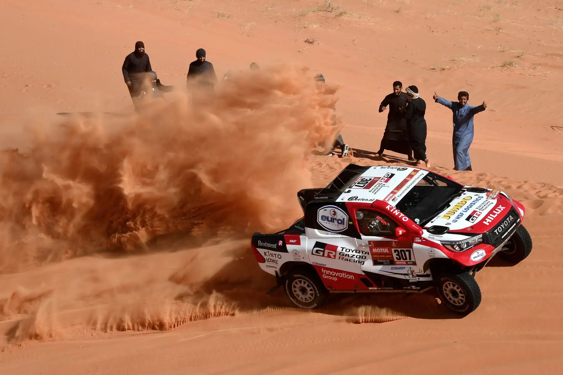 El piloto de Toyota, Nasser Al-Attiyah de Qatar y su copiloto Mathieu Baumel de Francia compiten durante la Etapa 6 del Dakar 2020 entre Ha