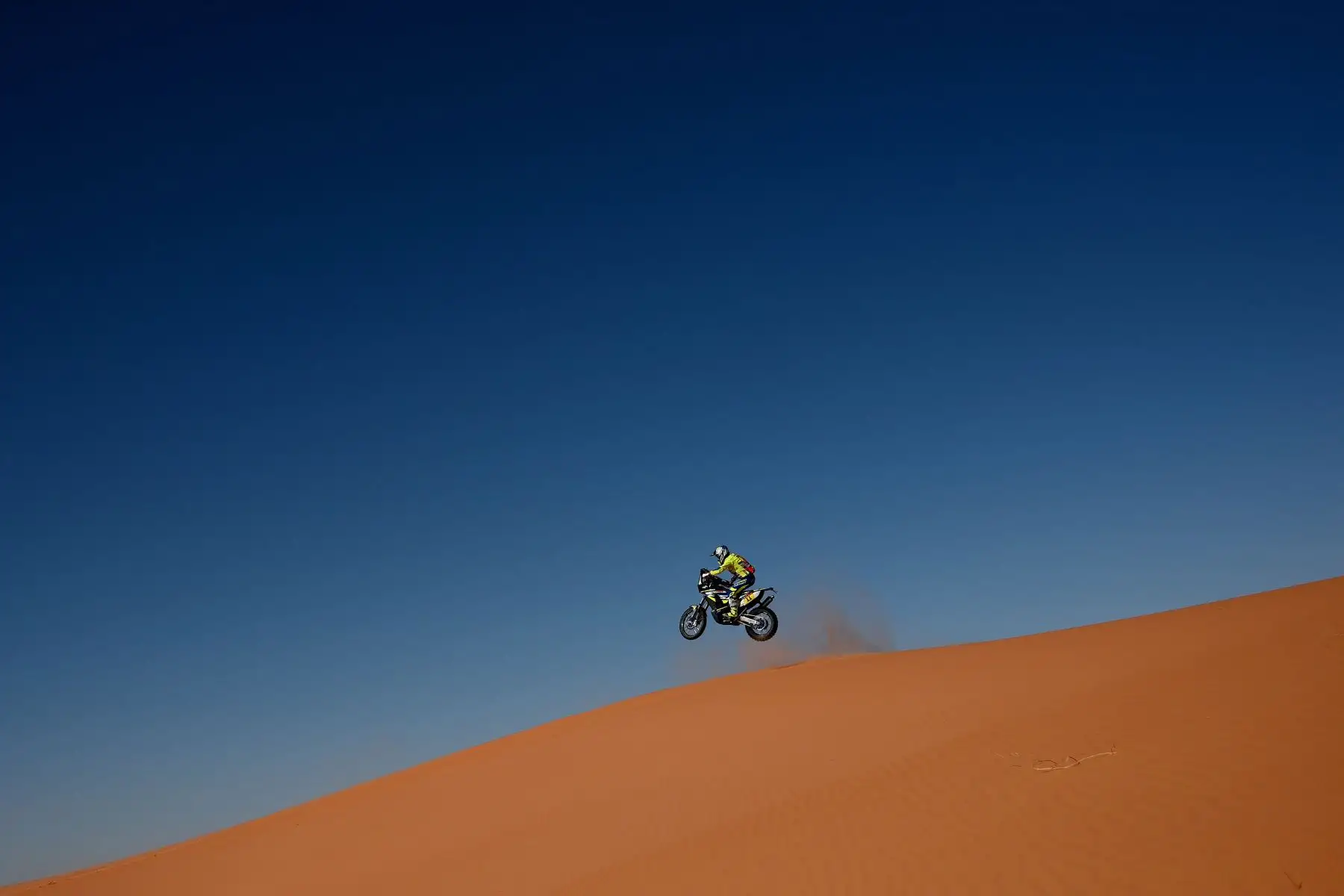 El ciclista francés Michael Metge alimenta su Sherko durante la Etapa 6 del Dakar 2020 entre Ha