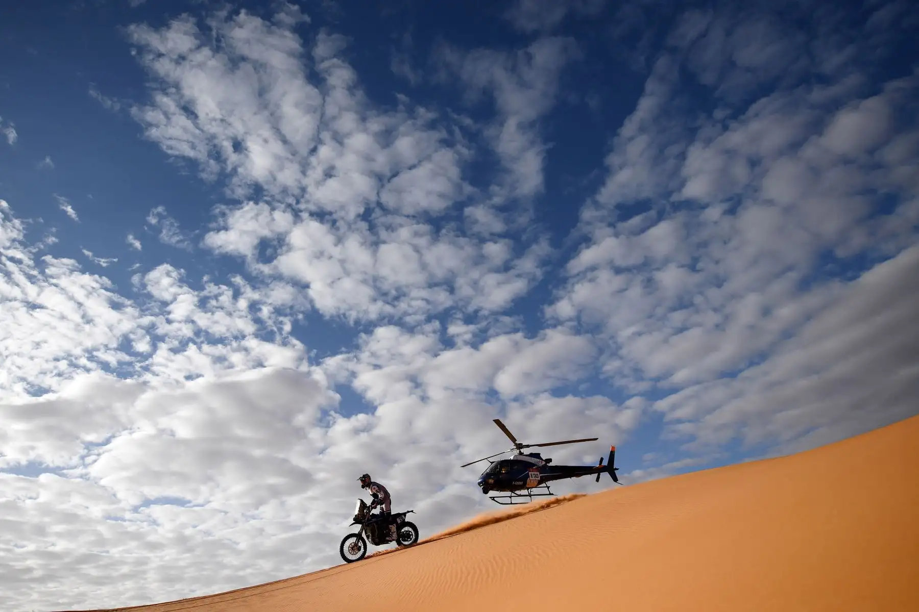 El ciclista británico Jamie Mccanney compite durante la Etapa 6 del Dakar 2020 entre Ha