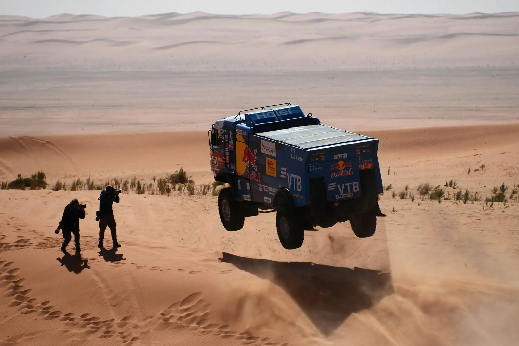 El piloto ruso de Kamaz, Andrey Karginov, el copiloto Andrey Mokeev compiten durante la Etapa 6 del Dakar 2020 entre Ha