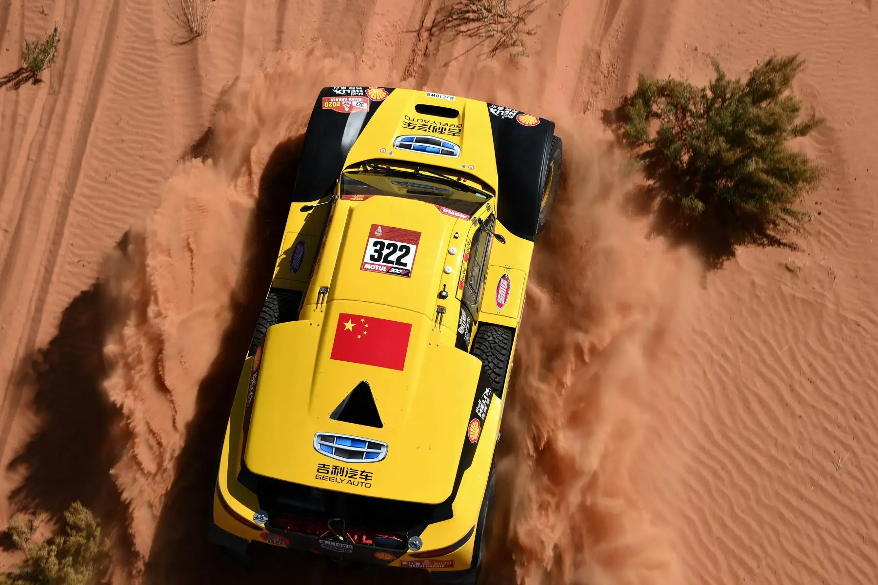 El piloto chino Han Wei y el copiloto Min Liao de China compiten durante la Etapa 6 del Dakar 2020 entre Ha