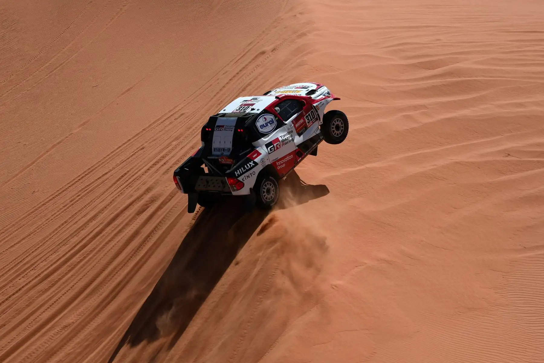 El piloto de Toyota Frenando Alonso de España y el copiloto Marc Coma, compiten durante la Etapa 6 del Dakar 2020 entre Ha