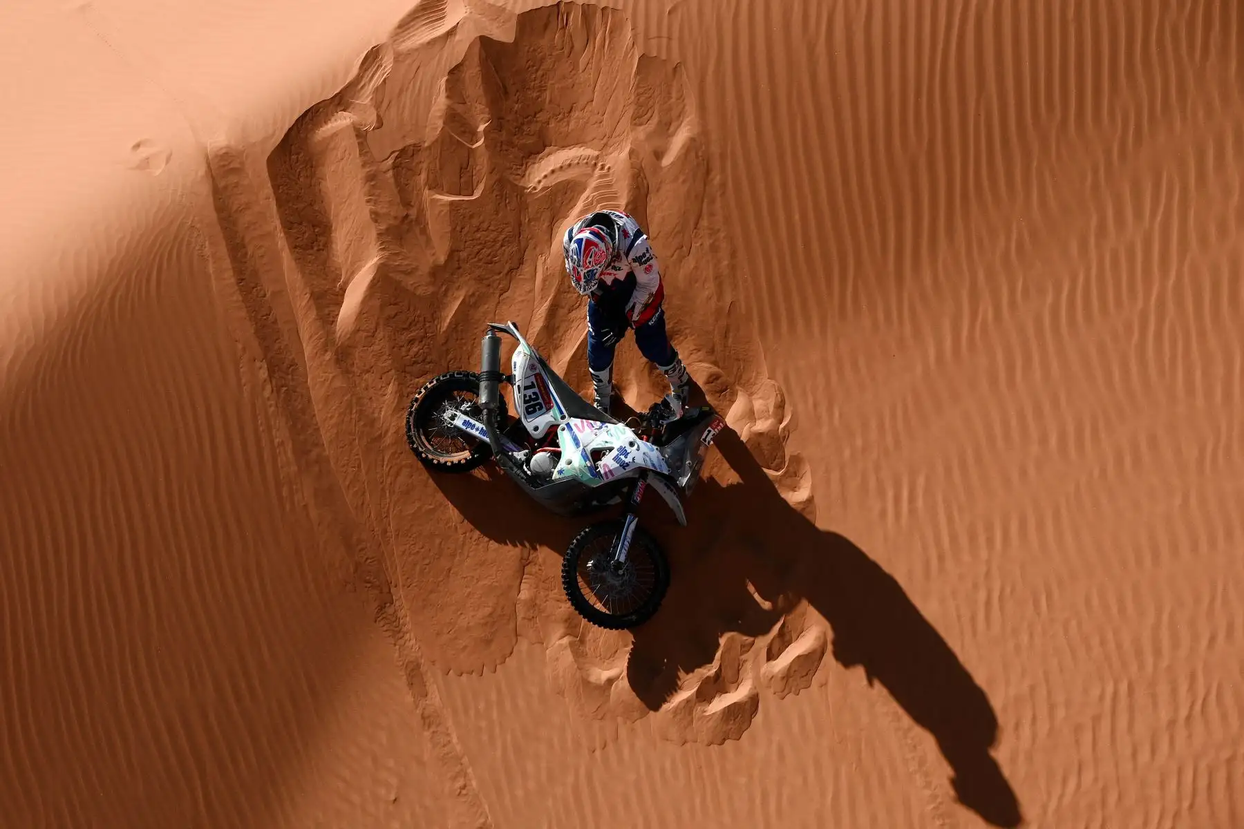 El motociclista francés Bruno Bony, durante la Etapa 6 del Dakar 2020 entre Ha