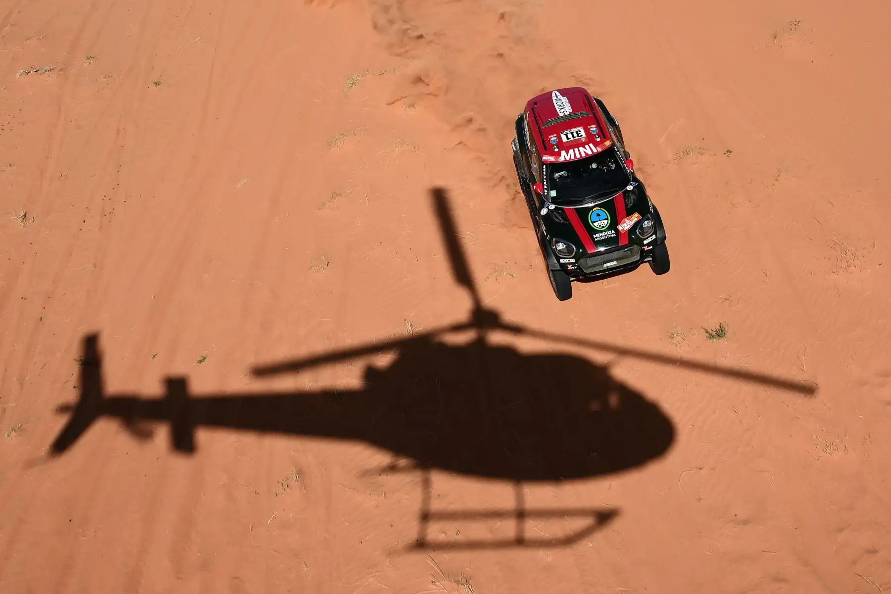 El piloto Orlando Terranova, y el copiloto Bernardo Grue, de Argentina, compiten durante la Etapa 6 del Dakar 2020 entre Ha