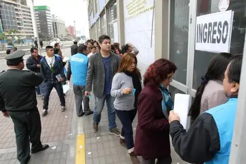 Docentes ingresan a las aulas para rendir la Prueba Única Nacional, en busca de su ingreso a la Carrera Pública Magisterial. Foto: ANDINA/difusión.