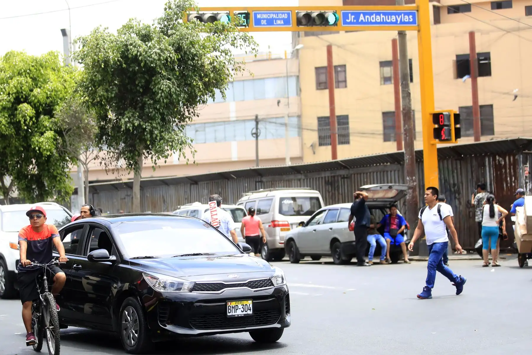 Colectiveros y combis utilizan los cruces de avenidas como paraderos informales.

Foto: ANDINA / Juan Carlos Guzmán Negrini