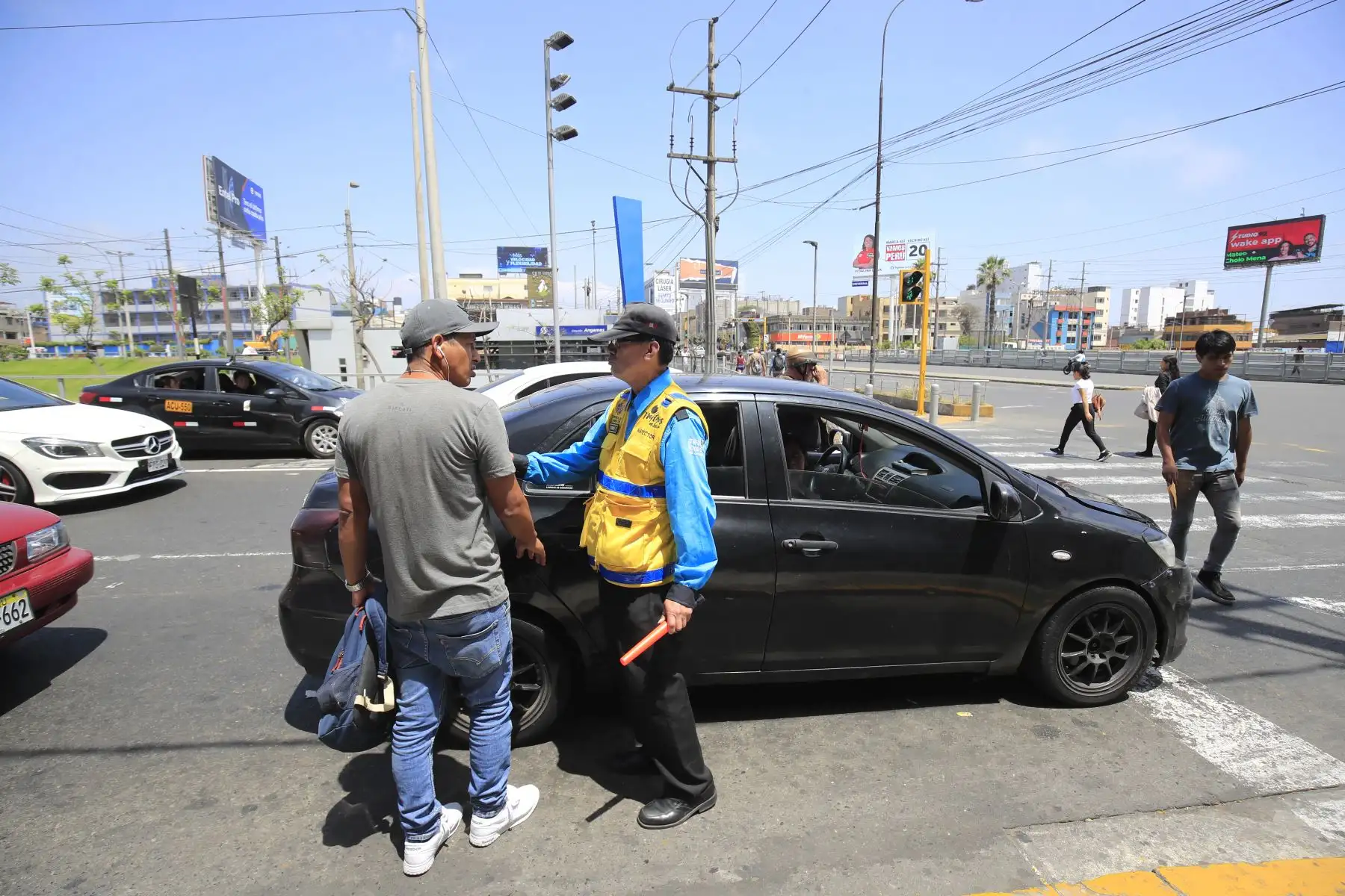 Colectiveros y combis utilizan los cruces de avenidas como paraderos informales.

Foto: ANDINA / Juan Carlos Guzmán Negrini