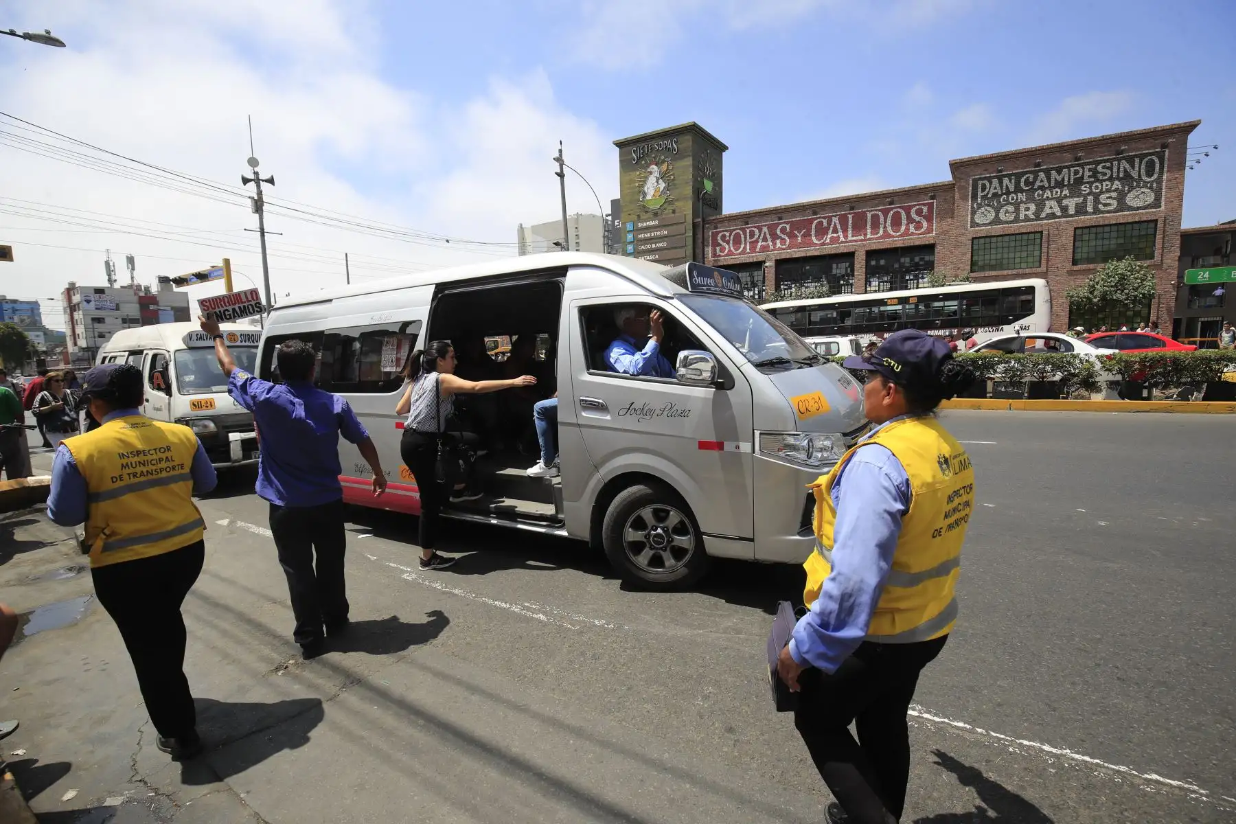 Colectiveros y combis utilizan los cruces de avenidas como paraderos informales.

Foto: ANDINA / Juan Carlos Guzmán Negrini