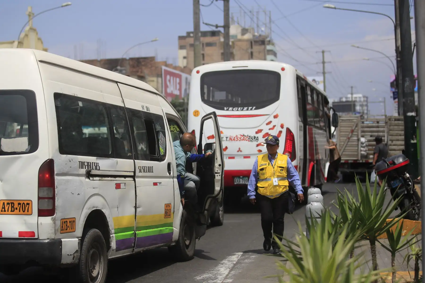 Colectiveros y combis utilizan los cruces de avenidas como paraderos informales.

Foto: ANDINA / Juan Carlos Guzmán Negrini