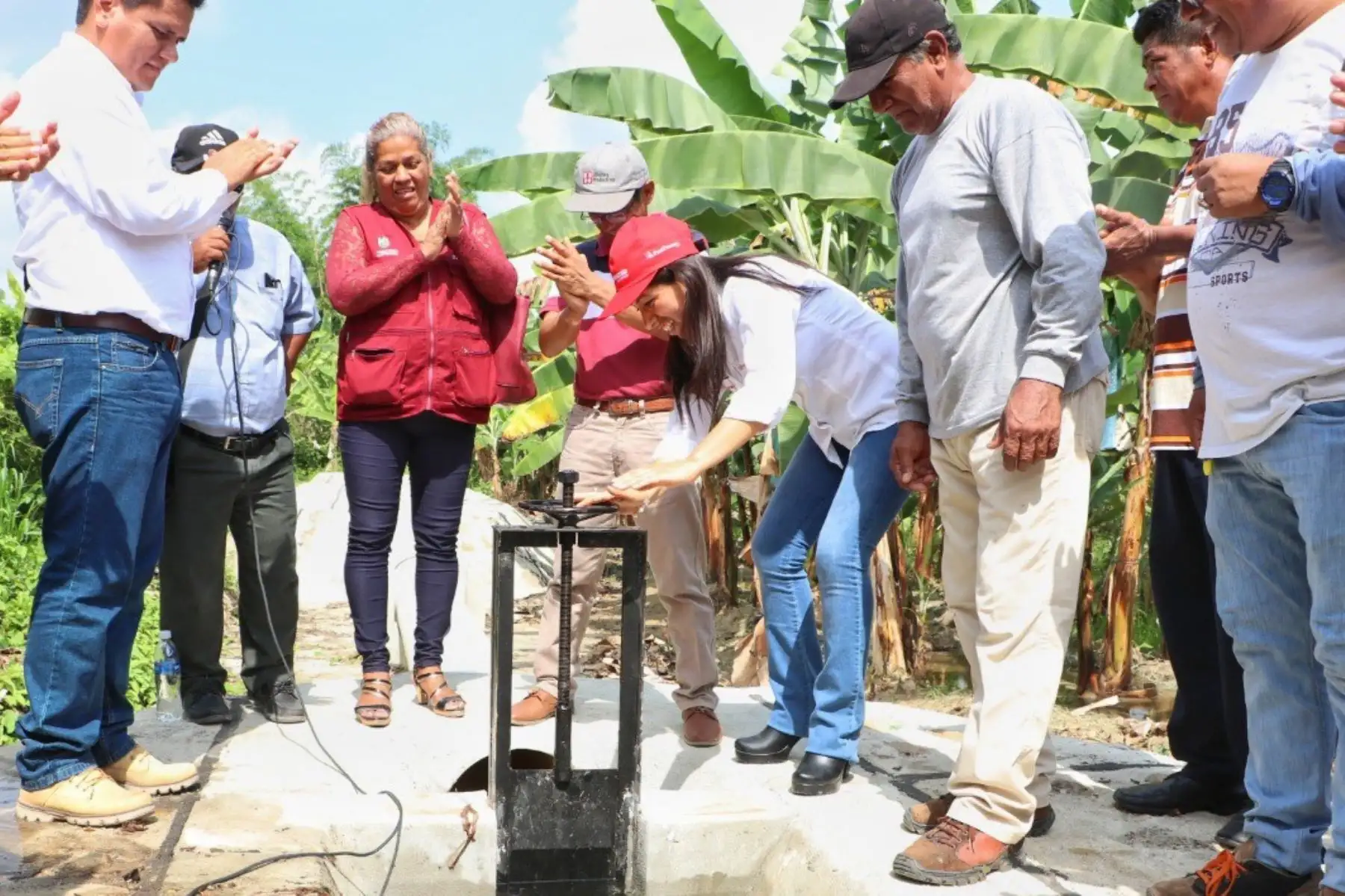 La puesta en funcionamiento del canal de riego Tres Cruces, reforzado para soportar las lluvias torrenciales, garantizará el sustento de vida de los agricultores de cultivos de banano y limón, del distrito de Papayal en Tumbes, zona fronteriza con el Ecuador, aseguró la Autoridad para la Reconstrucción con Cambios.