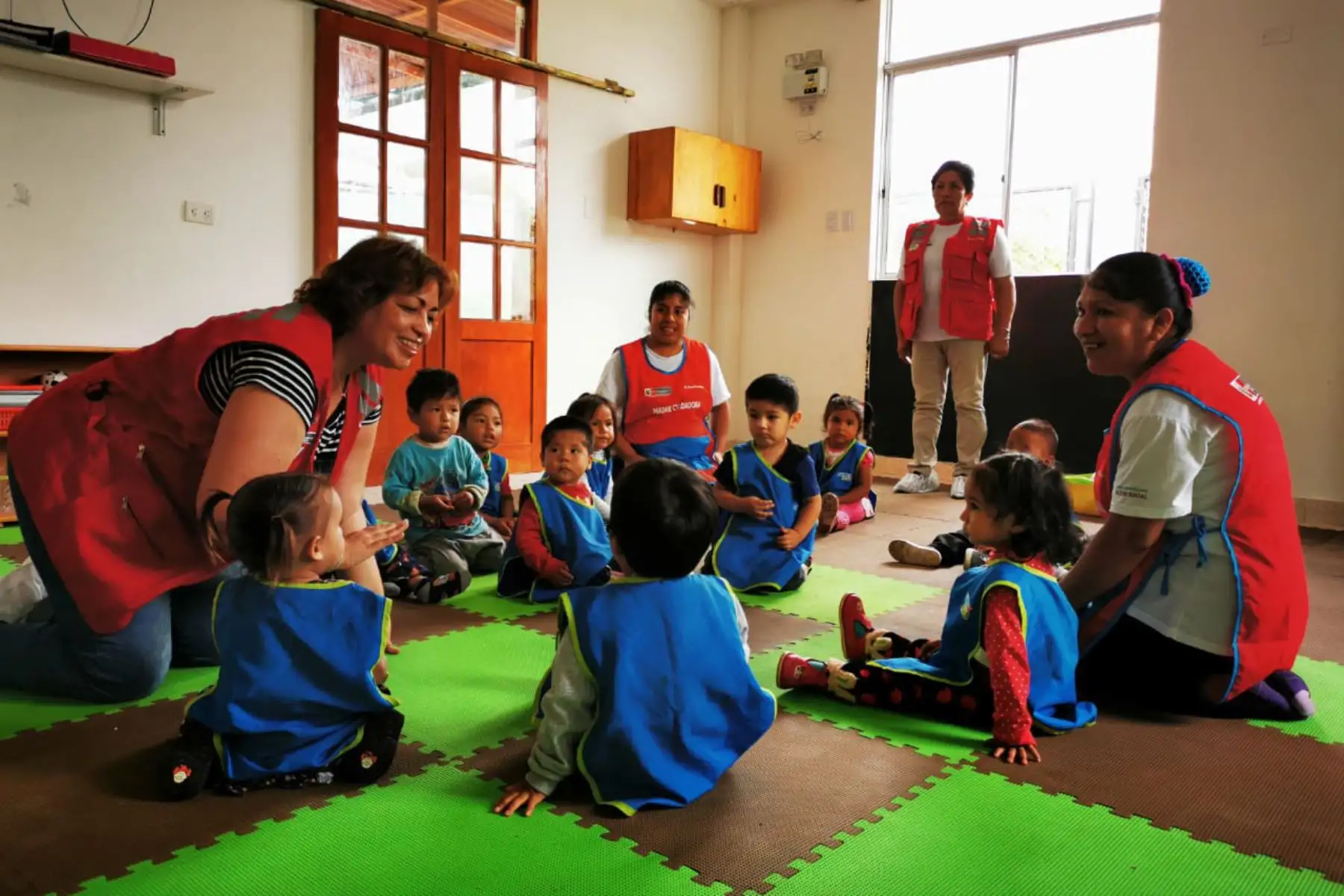 El Programa Nacional Cuna Más, del Ministerio de Desarrollo e Inclusión Social (Midis), promueve en sus servicios de cuidado diurno y de acompañamiento a familias el apego seguro en la primera infancia porque garantiza niñas y niños felices y libres de violencia.