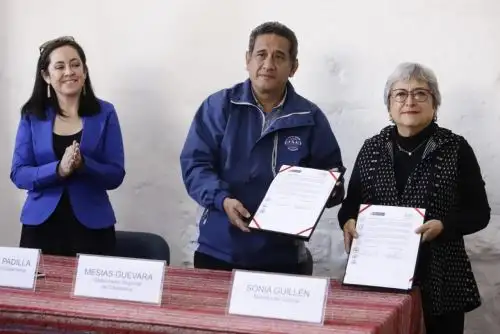 La ministra de Cultura, Sonia Guillén, y el gobernador regional de Cajamarca, Mesías Guevara, firman convenio para digitalizar los sitios considerados patrimonio cultural de esta región del nororiente peruano.