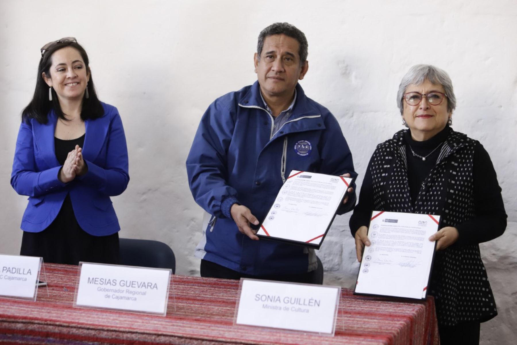 La ministra de Cultura, Sonia Guillén, y el gobernador regional de Cajamarca, Mesías Guevara, firman convenio para digitalizar los sitios considerados patrimonio cultural de esta región del nororiente peruano.