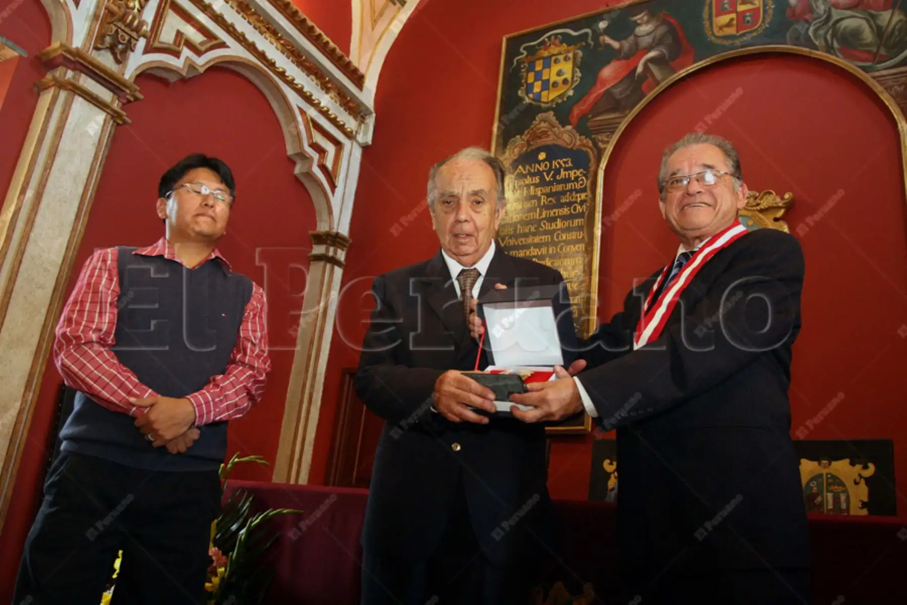 10 mayo 2010 / En el 459° aniversario de la Universidad Nacional Mayor de San Marcos (UNMSM), el rector Dr. Luis Izquierdo Vásquez, entrega placas recordatorias a sus egresados más destacados en la vida política, profesional y social, en emotiva ceremonia y entre ellos el historiador e investigador Pablo Macera. Foto: ANDINA/archivo EL PERUANO