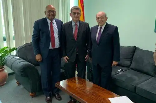 Titular del Ministerio de Relaciones Exteriores, Gustavo Meza-Cuadra y el embajador Hugo de Zela, junto al canciller de Grenada, Peter David. Foto: Difusión.