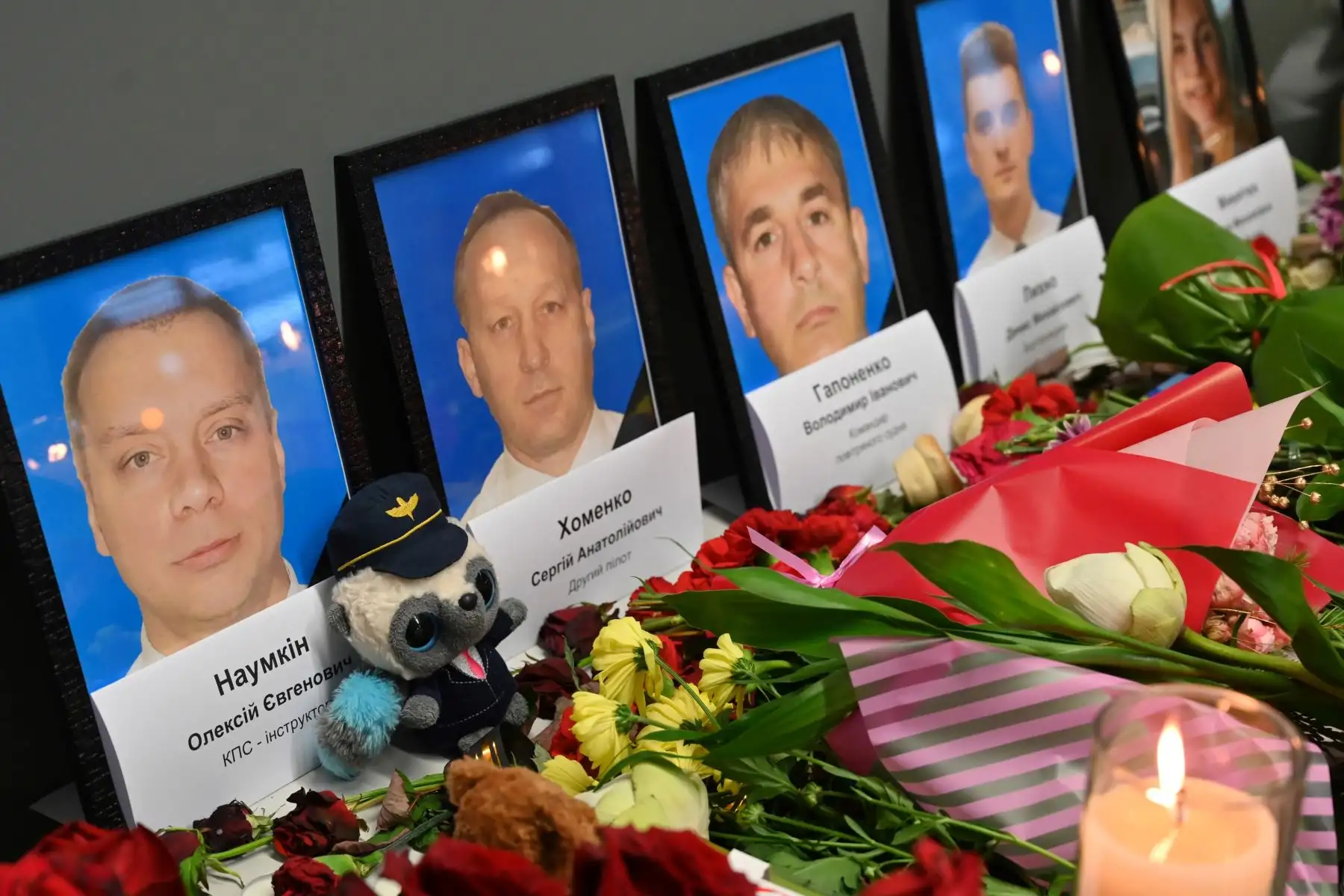 Imágenes de miembros de la tripulación fallecidos exhibidos en un monumento improvisado para las víctimas del Boeing 737-800 de Ukraine International Airlines que se estrelló cerca de la capital iraní, Teherán.
Foto: AFP