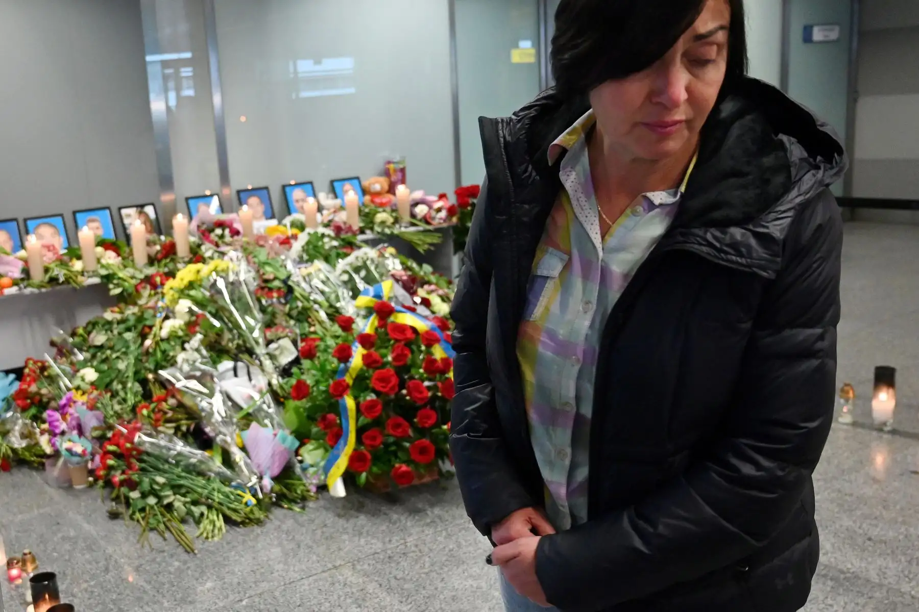 Una mujer reacciona en el aeropuerto de Boryspil, en las afueras de Kiev, mientras rinde homenaje en un monumento improvisado a las víctimas del Boeing 737-800 de Ukraine International Airlines que se estrelló cerca de la capital iraní, Teherán.
Foto: AFP