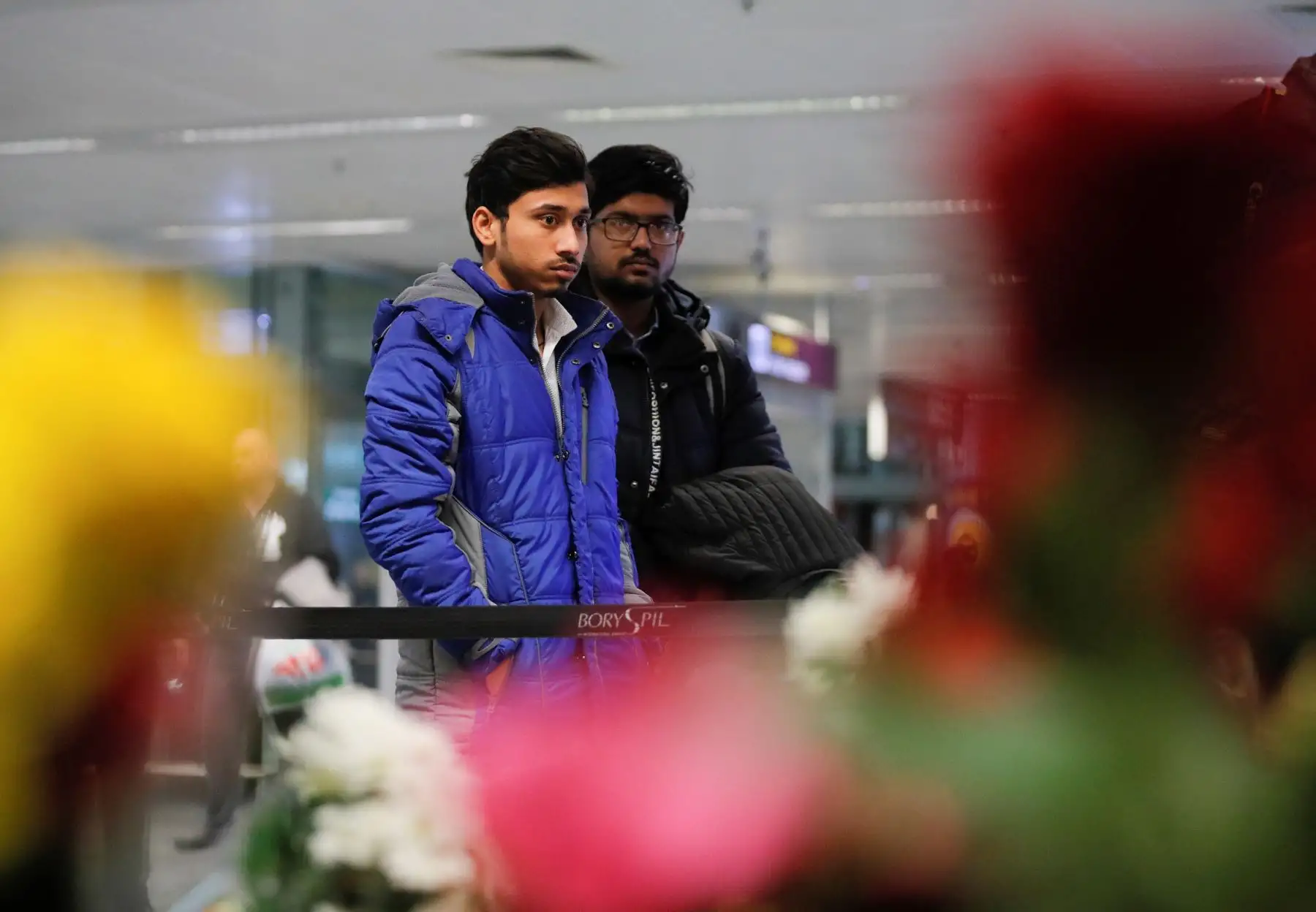 La gente reacciona mientras rinden homenaje cerca de los retratos de los miembros de la tripulación del vuelo PS752 de Ukraine International Airlines en el aeropuerto internacional de Boryspil en Kiev, Ucrania.
Foto: EFE