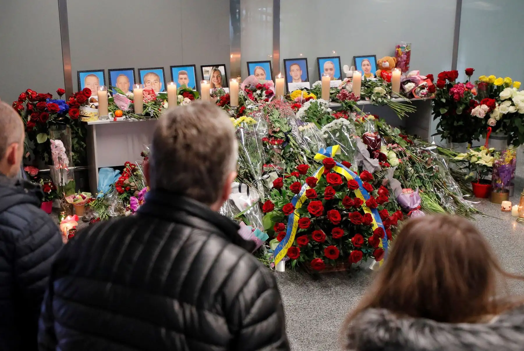 La gente rinde homenaje cerca de los retratos de los miembros de la tripulación del vuelo PS752 de Ukraine International Airlines en el aeropuerto internacional de Boryspil en Kiev, Ucrania.
Foto: EFE