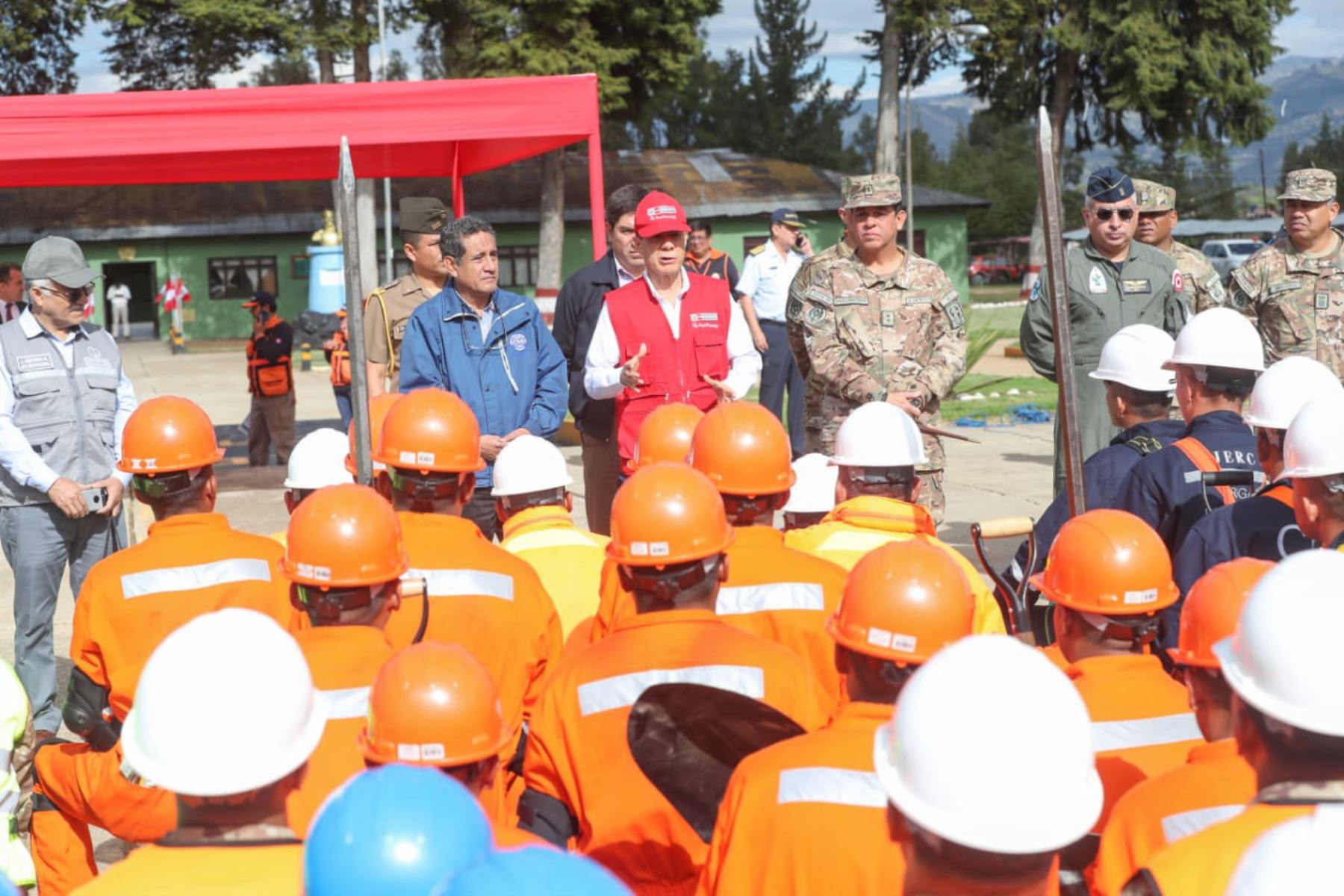 Durante su segundo día de trabajo en la región Cajamarca, el ministro de Defensa, Walter Martos Ruiz, supervisó las zonas críticas de la provincia de Cajabamba, una de las primeras localidades de esa región afectada por la temporada de lluvias.