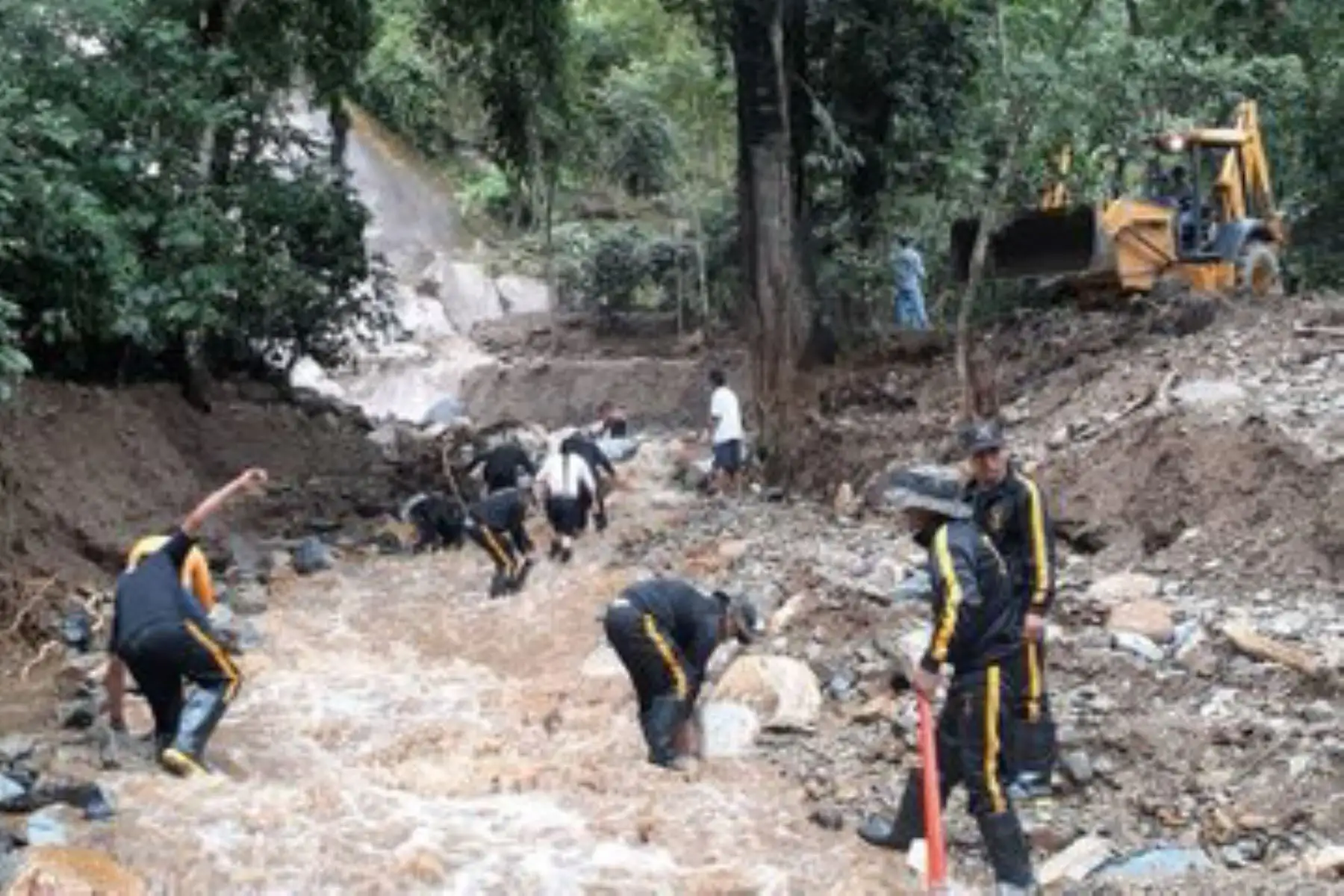 Efectivos de la 33° Brigada de Infantería del Ejército intensifican los trabajos de apoyo a la población afectada por las inundaciones de viviendas y cultivos tras la caída de un huaico,