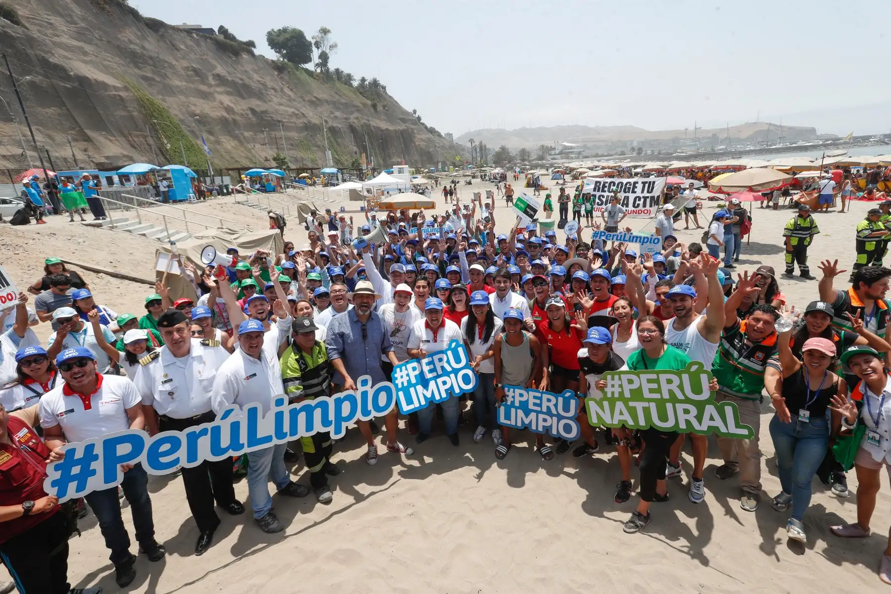 Ministra del Ambiente, Fabiola Muñoz participa en el lanzamiento de la campaña de información y educación ambiental " Salva Playas " en la playa Los Yuyos en Barranco.
Para esta campaña se han sumado, diversos deportistas destacados como Sofia Mulanovich, Piccollo Clemente, Daniela Rosas, Brisa Málaga y María Fernanda Reyes.
Foto: ANDINA/Renato Pajuelo