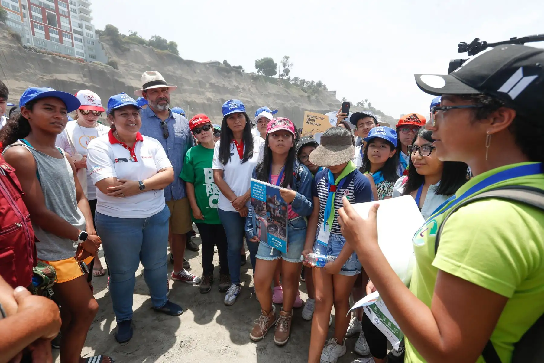 Ministra del Ambiente, Fabiola Muñoz participa en el lanzamiento de la campaña de información y educación ambiental " Salva Playas " en la playa Los Yuyos en Barranco.
Para esta campaña se han sumado, diversos deportistas destacados como Sofia Mulanovich, Piccollo Clemente, Daniela Rosas, Brisa Málaga y María Fernanda Reyes.
Foto: ANDINA/Renato Pajuelo
