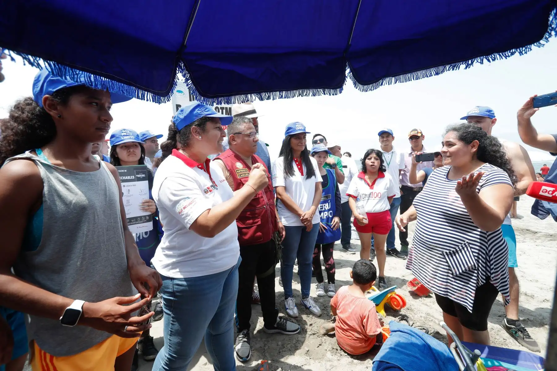 Ministra del Ambiente, Fabiola Muñoz participa en el lanzamiento de la campaña de información y educación ambiental " Salva Playas " en la playa Los Yuyos en Barranco.
Para esta campaña se han sumado, diversos deportistas destacados como Sofia Mulanovich, Piccollo Clemente, Daniela Rosas, Brisa Málaga y María Fernanda Reyes.
Foto: ANDINA/Renato Pajuelo