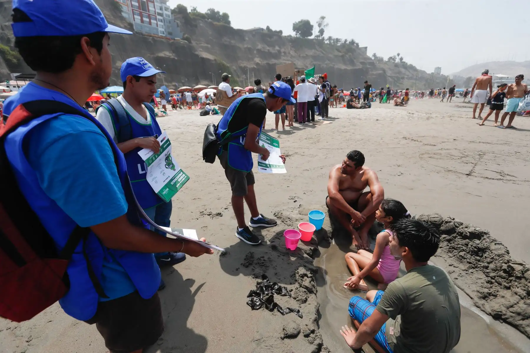 Ministra del Ambiente, Fabiola Muñoz participa en el lanzamiento de la campaña de información y educación ambiental " Salva Playas " en la playa Los Yuyos en Barranco.
Para esta campaña se han sumado, diversos deportistas destacados como Sofia Mulanovich, Piccollo Clemente, Daniela Rosas, Brisa Málaga y María Fernanda Reyes.
Foto: ANDINA/Renato Pajuelo