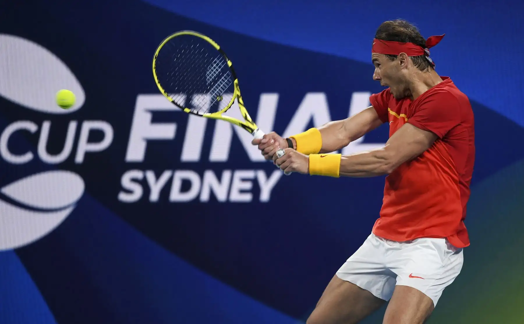 Rafael Nadal, de España, regresa contra Alex de Minaur, de Australia, durante su partido de semifinales de individuales masculinos en el torneo de tenis ATP Cup en Sydney.
Foto: AFP
