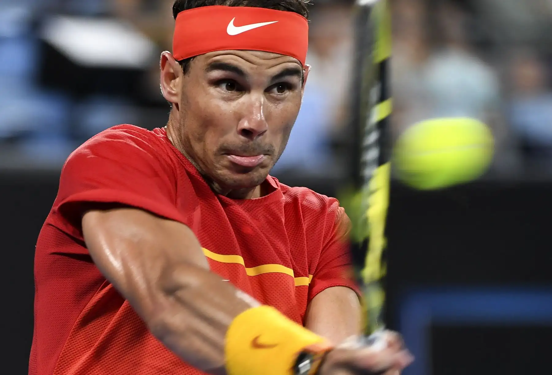 Rafael Nadal, de España, regresa durante su partido individual masculino contra Alex de Minaur, de Australia, en el torneo de tenis ATP Cup en Sydney.
Foto: AFP