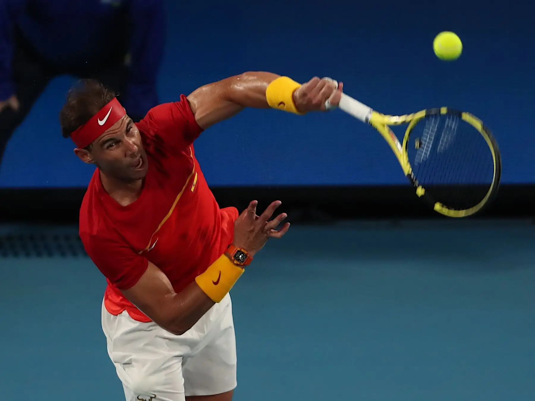 Rafael Nadal de España sirve durante su partido individual masculino contra Alex de Minaur de Australia en el torneo de tenis ATP Cup en Sydney.
Foto: AFP
