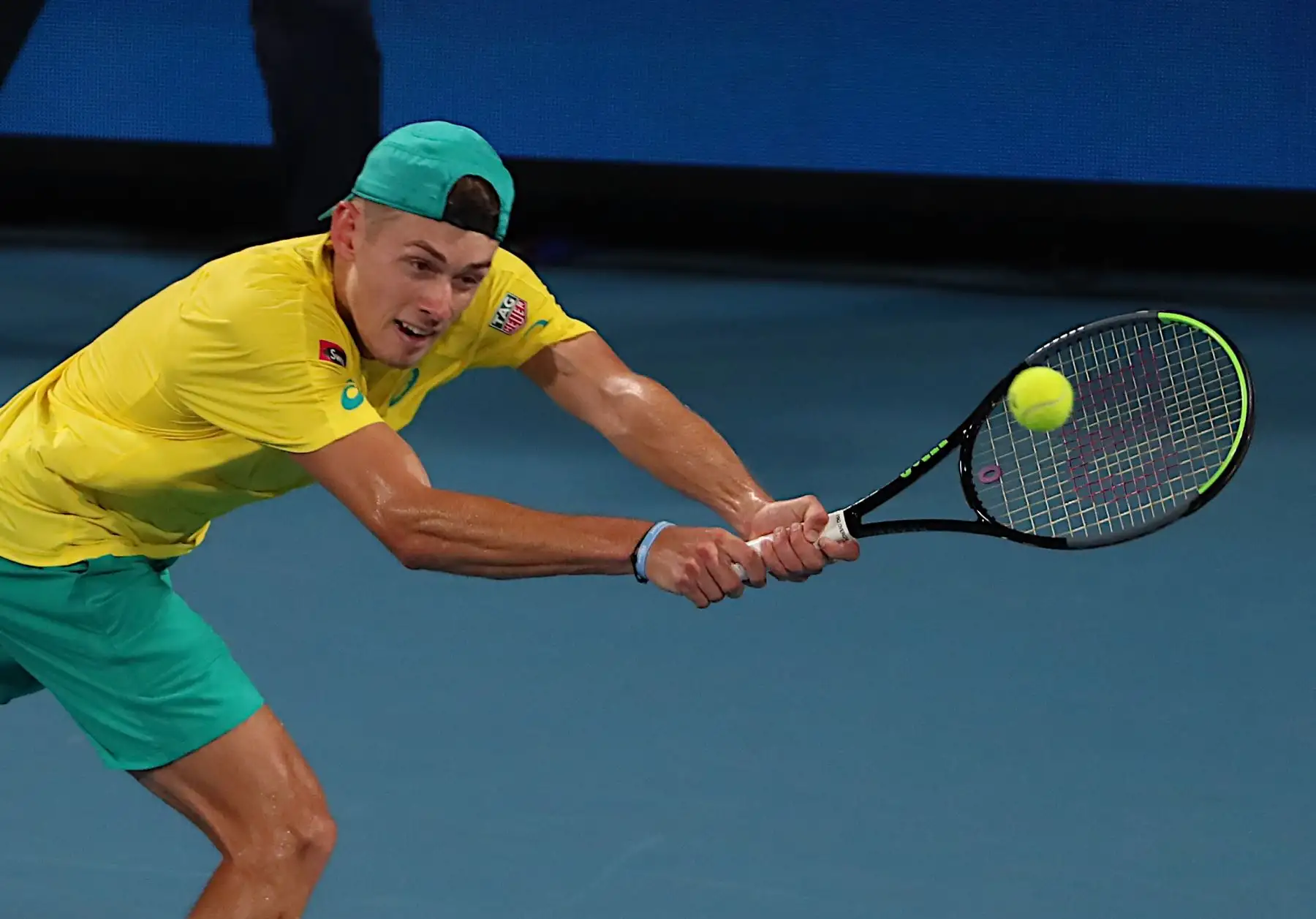 Alex de Minaur, de Australia, regresa durante su partido individual masculino contra Rafael Nadal, de España, en el torneo de tenis de la Copa ATP en Sydney.
Foto: AFP