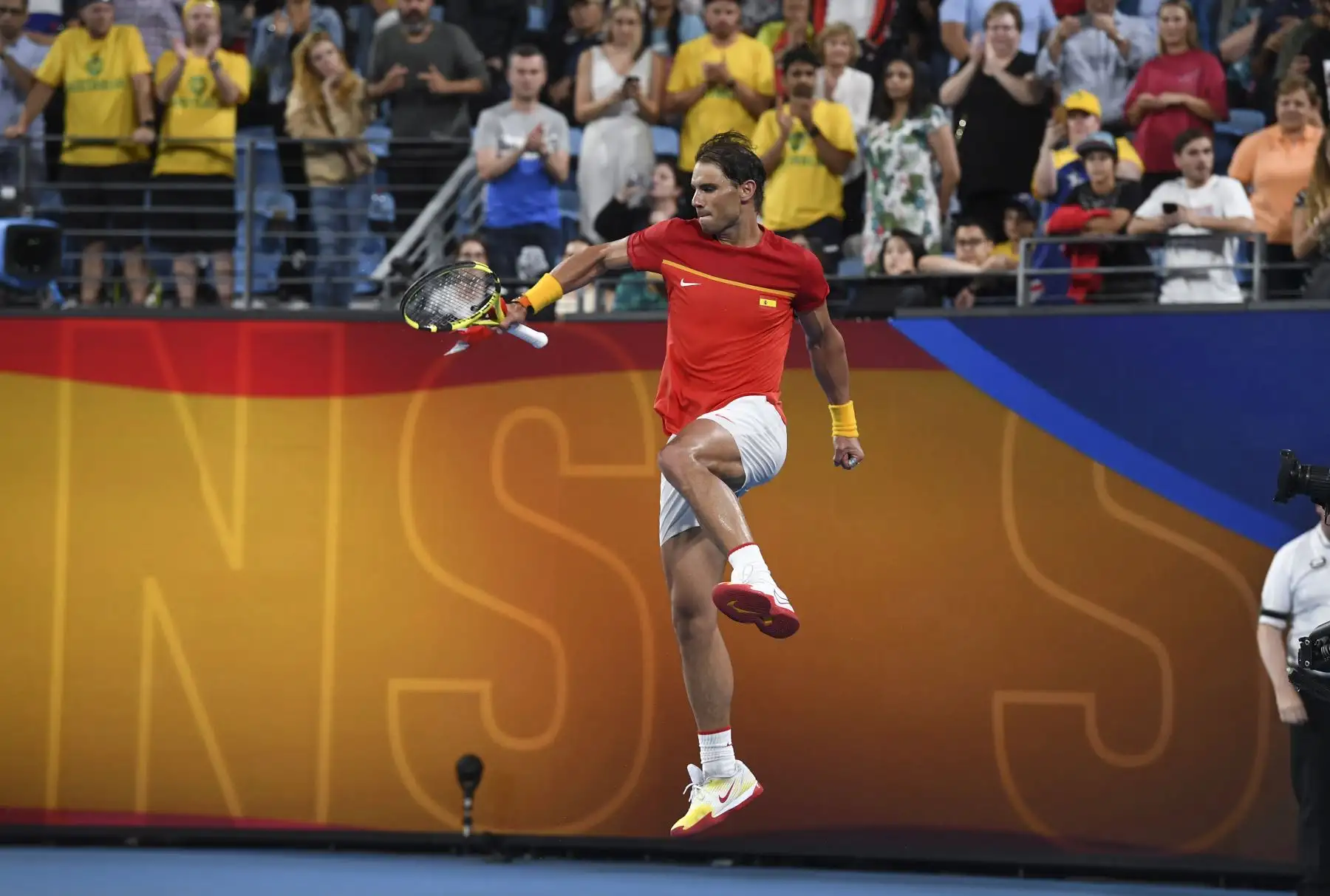 Rafael Nadal de España salta de alegría después de ganar su partido individual masculino contra Alex de Minaur de Australia en el torneo de tenis ATP Cup en Sydney.
Foto: AFP