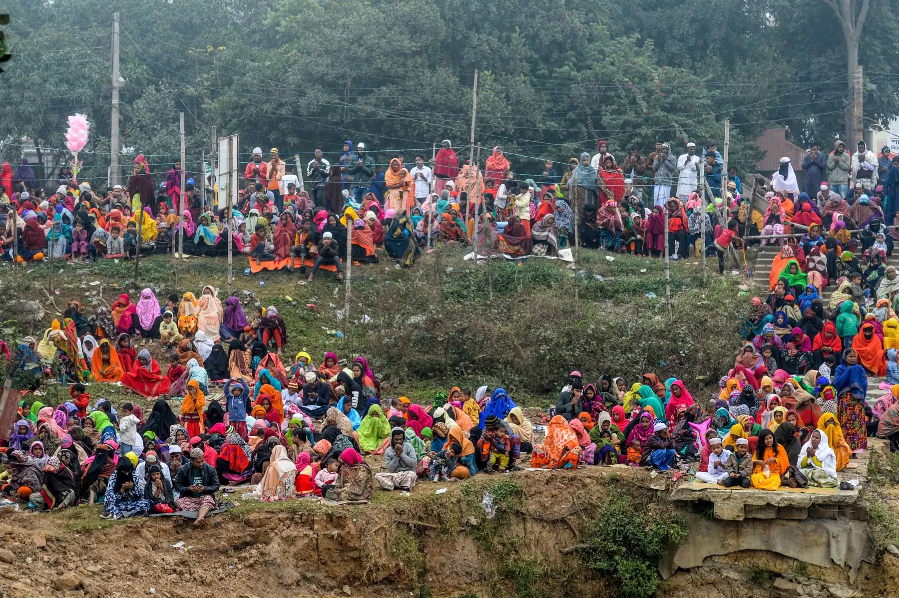 Los devotos musulmanes participan en el Akheri Munajat, o las oraciones finales, durante la reunión anual musulmana 