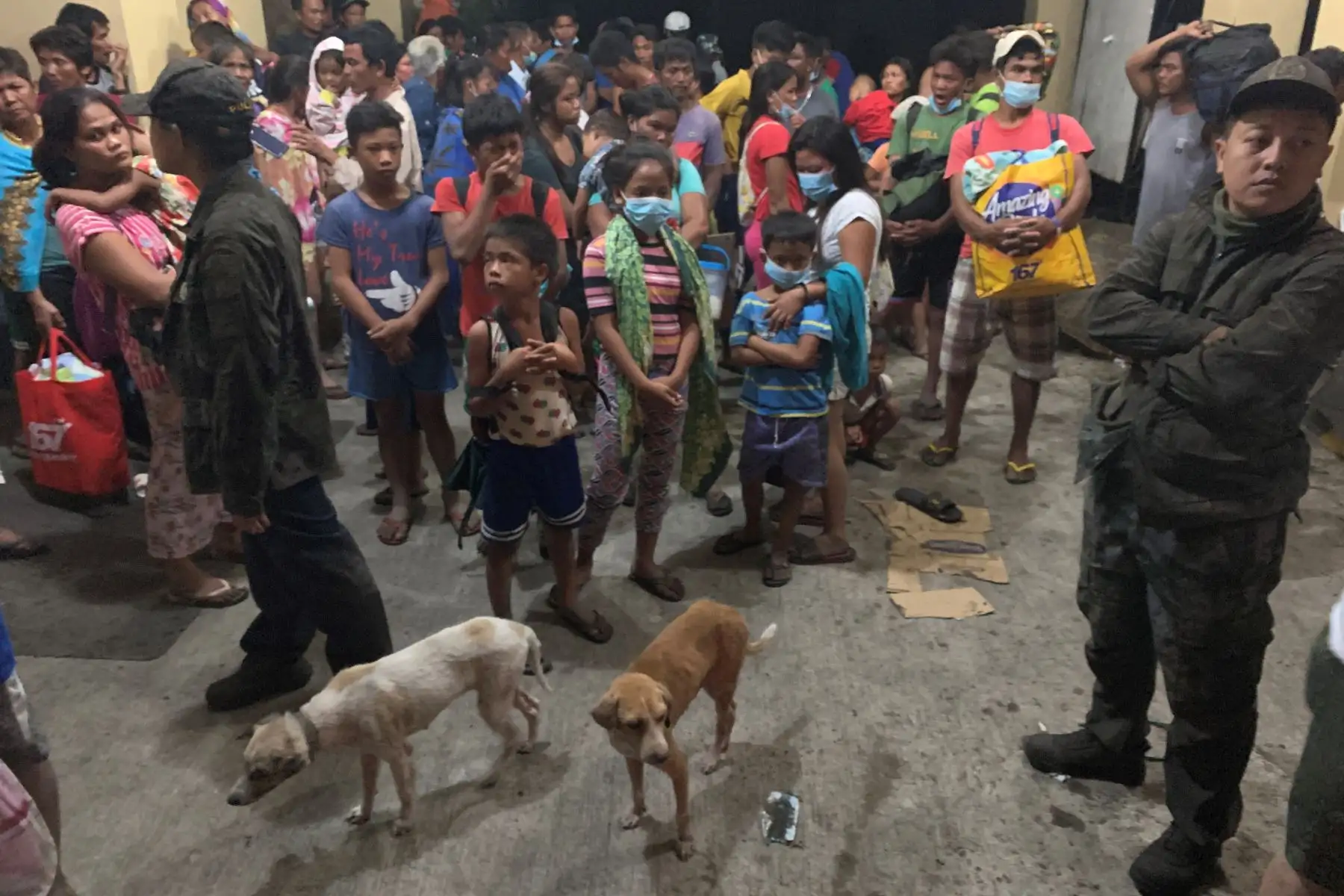 Los aldeanos se refugian dentro de una iglesia durante una erupción del volcán Taal, en Talisay, Batangas, Filipinas.
Foto: EFE