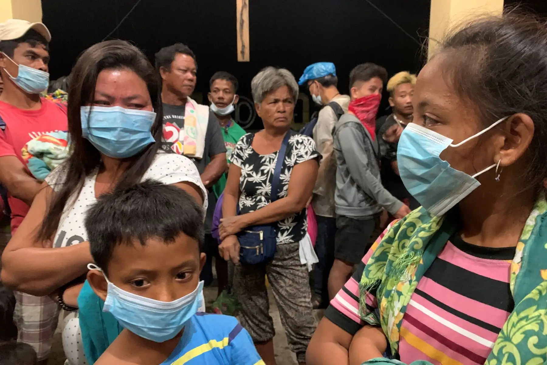 Los aldeanos se refugian dentro de una iglesia durante una erupción del volcán Taal, en Talisay, Batangas, Filipinas.
Foto: EFE