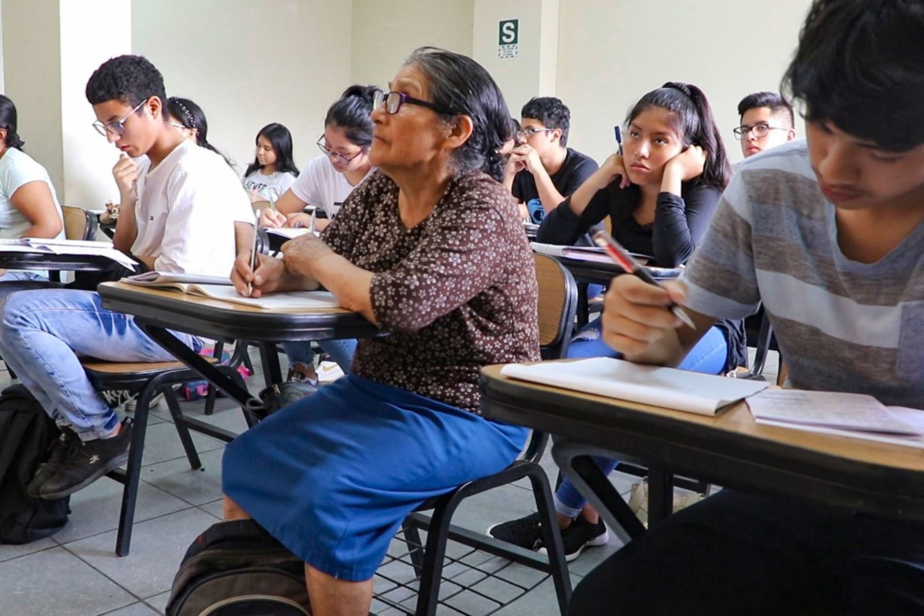 Luisa Palomino sigue atentamente sus clases de matemática. Foto: Andina/Difusión