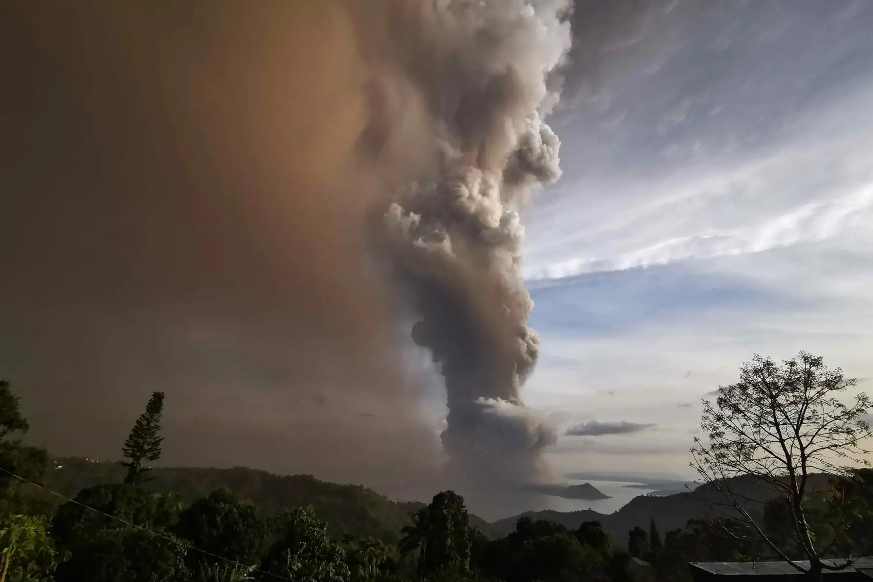 Una columna de cenizas del volcán Taal en erupción se cierne sobre la ciudad de Tagaytay, Filipinas.
Foto: EFE