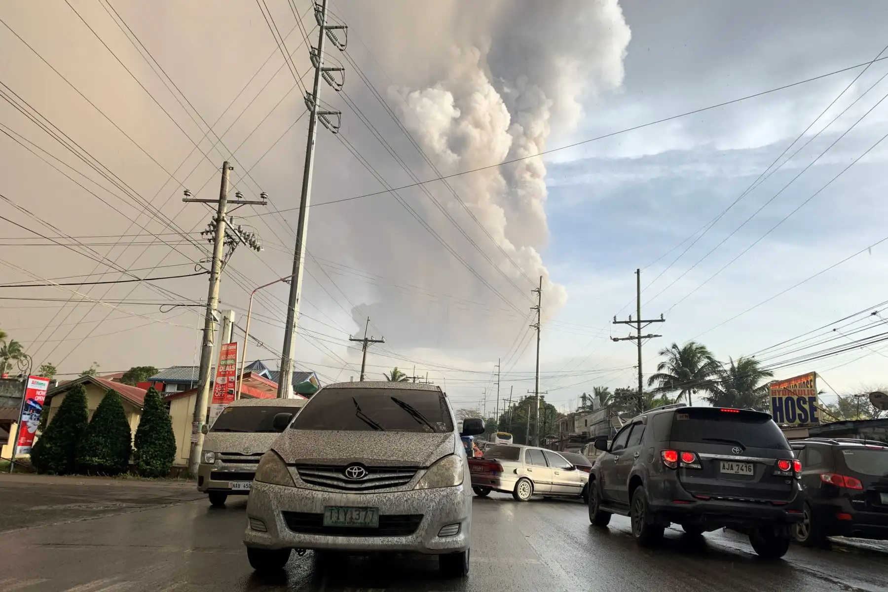 Una columna de cenizas del volcán Taal en erupción se cierne sobre la ciudad de Tagaytay, Filipinas.
Foto: AFP