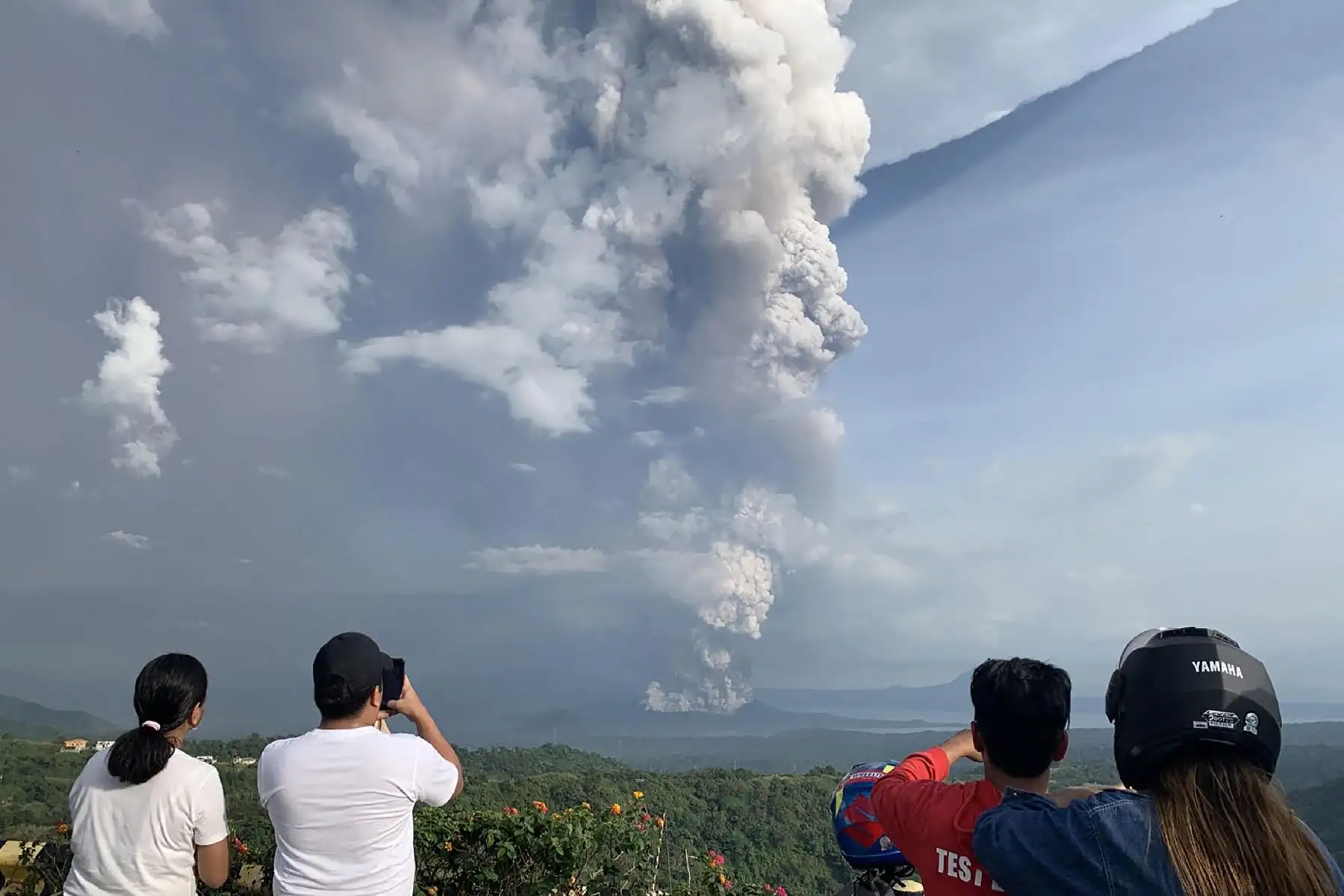 La gente toma fotos de una explosión freática del volcán Taal vista desde la ciudad de Tagaytay en la provincia de Cavite, al suroeste de Manila.
Foto: AFP