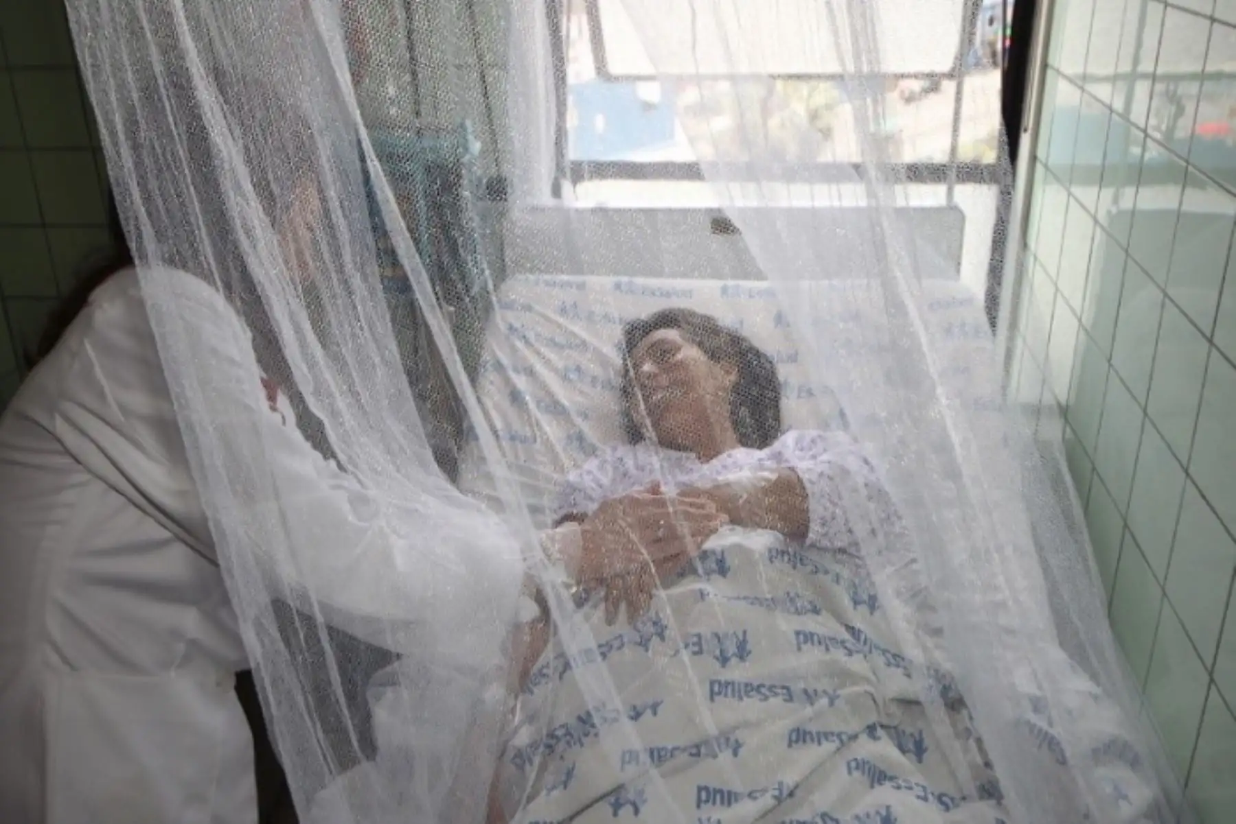 También se está realizando una intensa jornada de capacitación al personal tanto asistencial como administrativo de EsSalud Loreto, en prevención, diagnóstico y tratamiento de dengue, chikungunya y zika.