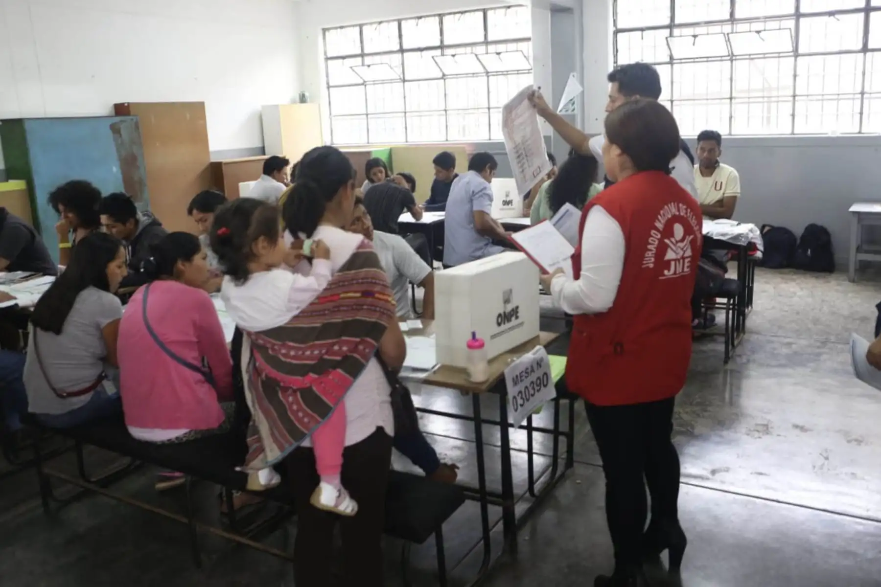 El JNE fiscaliza la primera jornada de capacitación a miembros de mesa, titulares y suplentes, que realiza la ONPE en 2900 locales de votación habilitados en todo el país para las Elecciones Congresales Extraordinarias 2020. 
Foto: Difusión JNE
