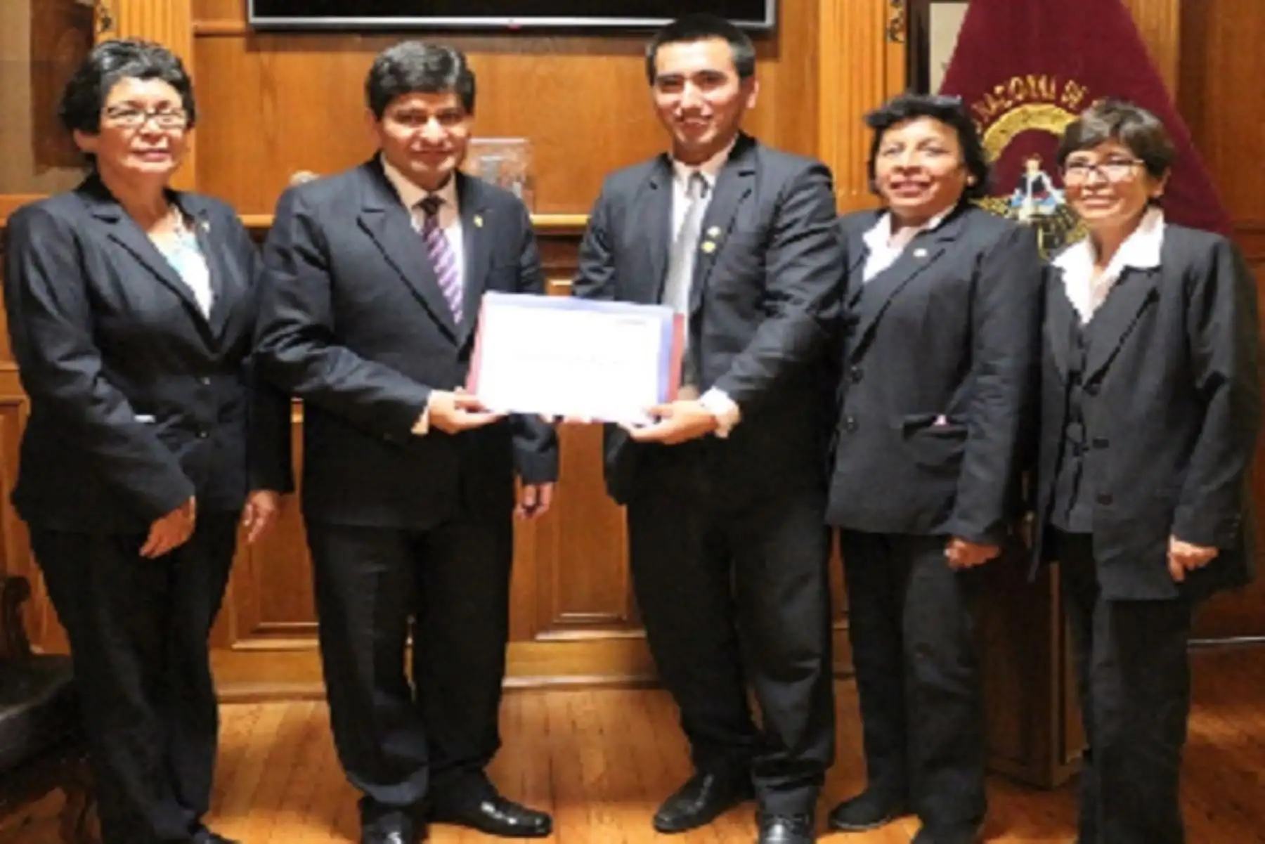 El director ejecutivo de Promoción de la Salud del Minsa, Milton Enríquez Zubizarreta, entregó la distinción al rector de la UNSA, Rohel Sánchez Sánchez.
