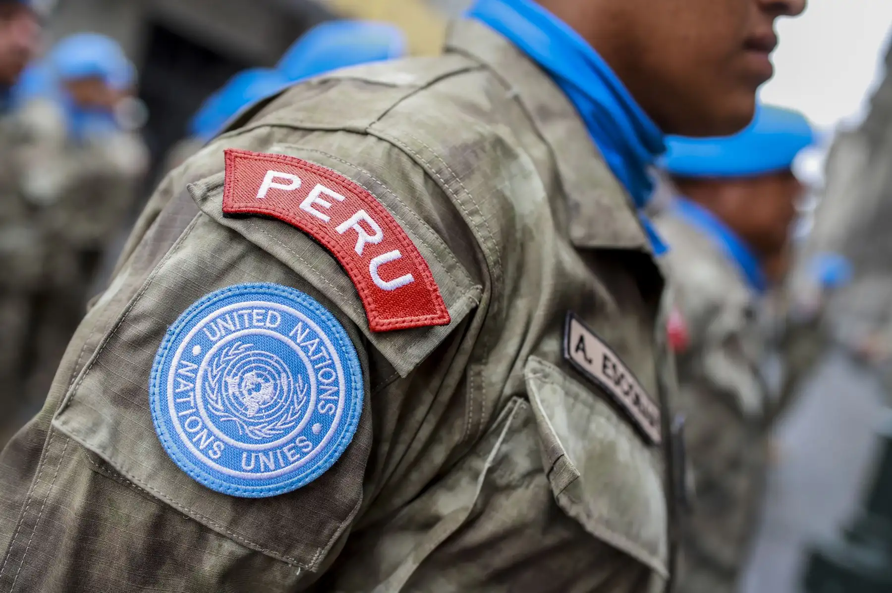 Hace 10 años, los cascos azules peruanos acudieron a Haití para prestar ayuda y auxilio a las personas afectadas por el terremoto que azotó ese país. Hoy, en homenaje a su labor participan del cambio de guardia en el Patio de Honor de Palacio de Gobierno. Foto: ANDINA/Prensa Presidencia