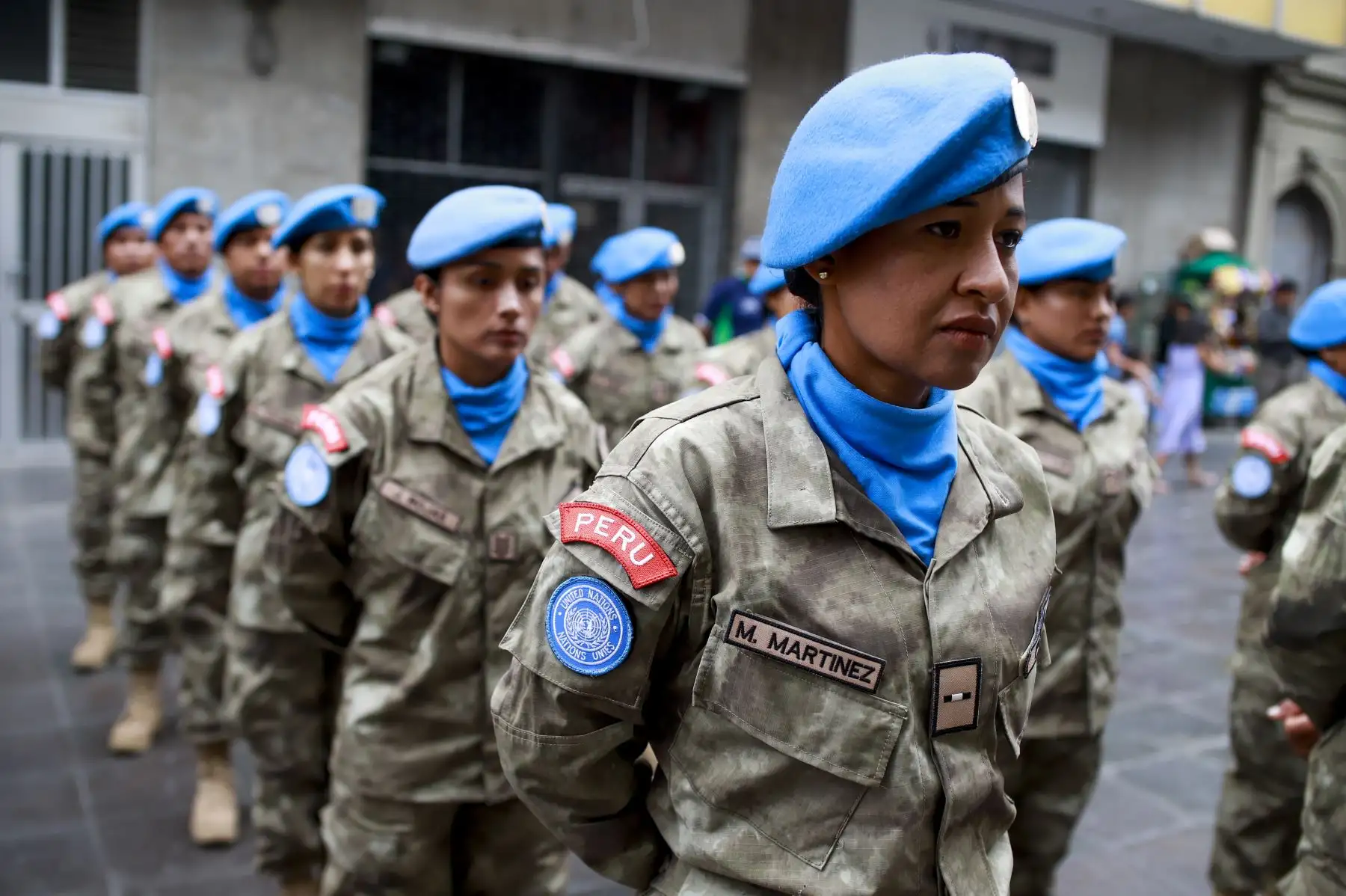 Hace 10 años, los cascos azules peruanos acudieron a Haití para prestar ayuda y auxilio a las personas afectadas por el terremoto que azotó ese país. Hoy, en homenaje a su labor participan del cambio de guardia en el Patio de Honor de Palacio de Gobierno. Foto: ANDINA/Prensa Presidencia